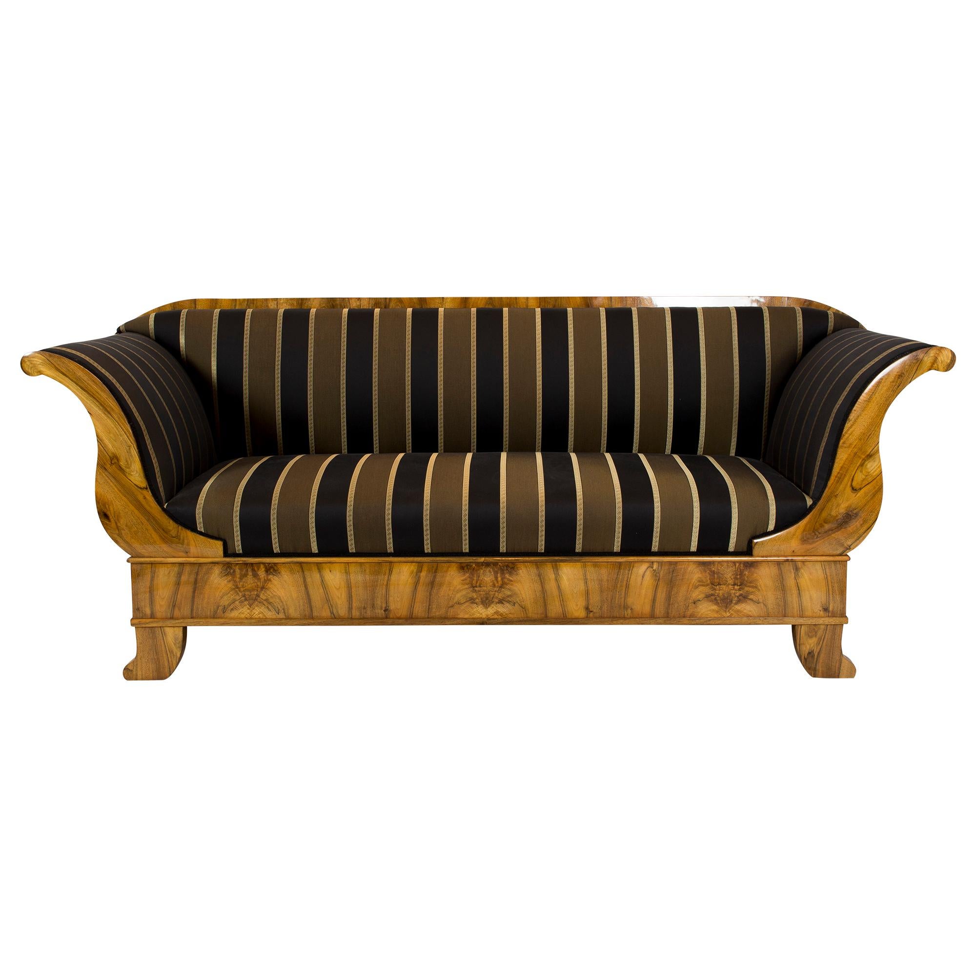 Biedermeier-Sofa aus Nussbaumholz aus Deutschland, frühes 19. Jahrhundert im Angebot 2