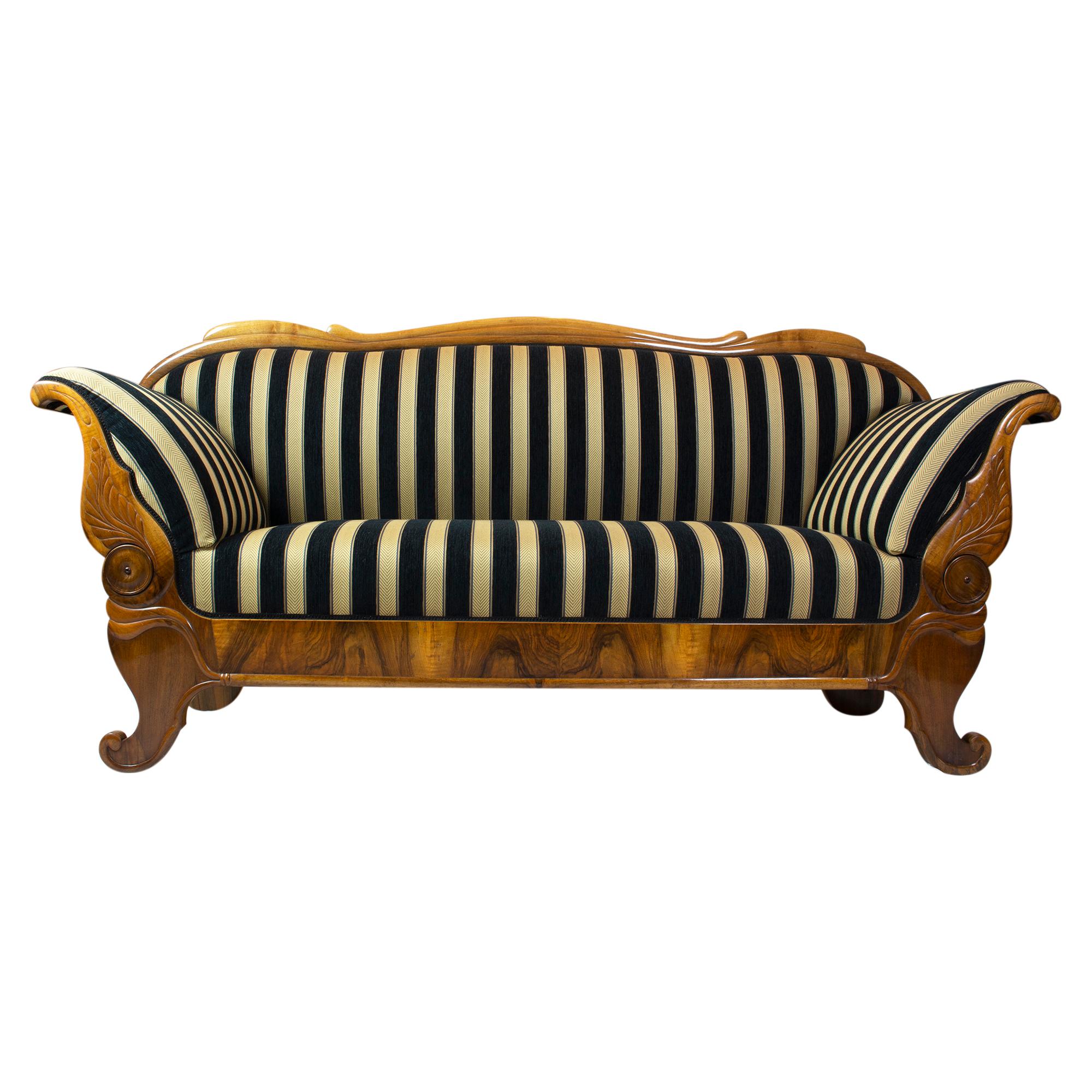 Biedermeier-Sofa aus Nussbaumholz aus Deutschland, frühes 19. Jahrhundert im Angebot 1