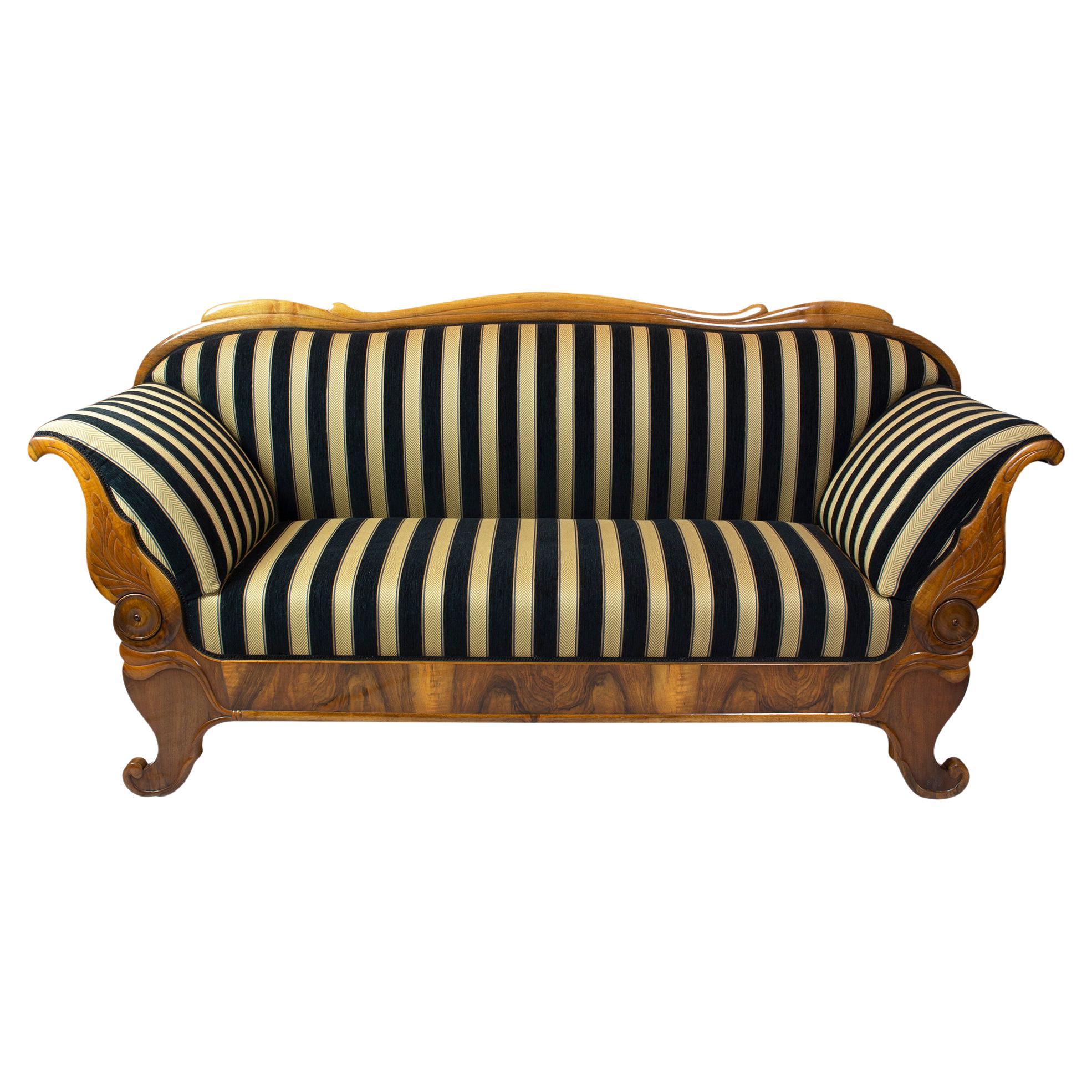 Biedermeier-Sofa aus Nussbaumholz aus Deutschland, frühes 19. Jahrhundert im Angebot