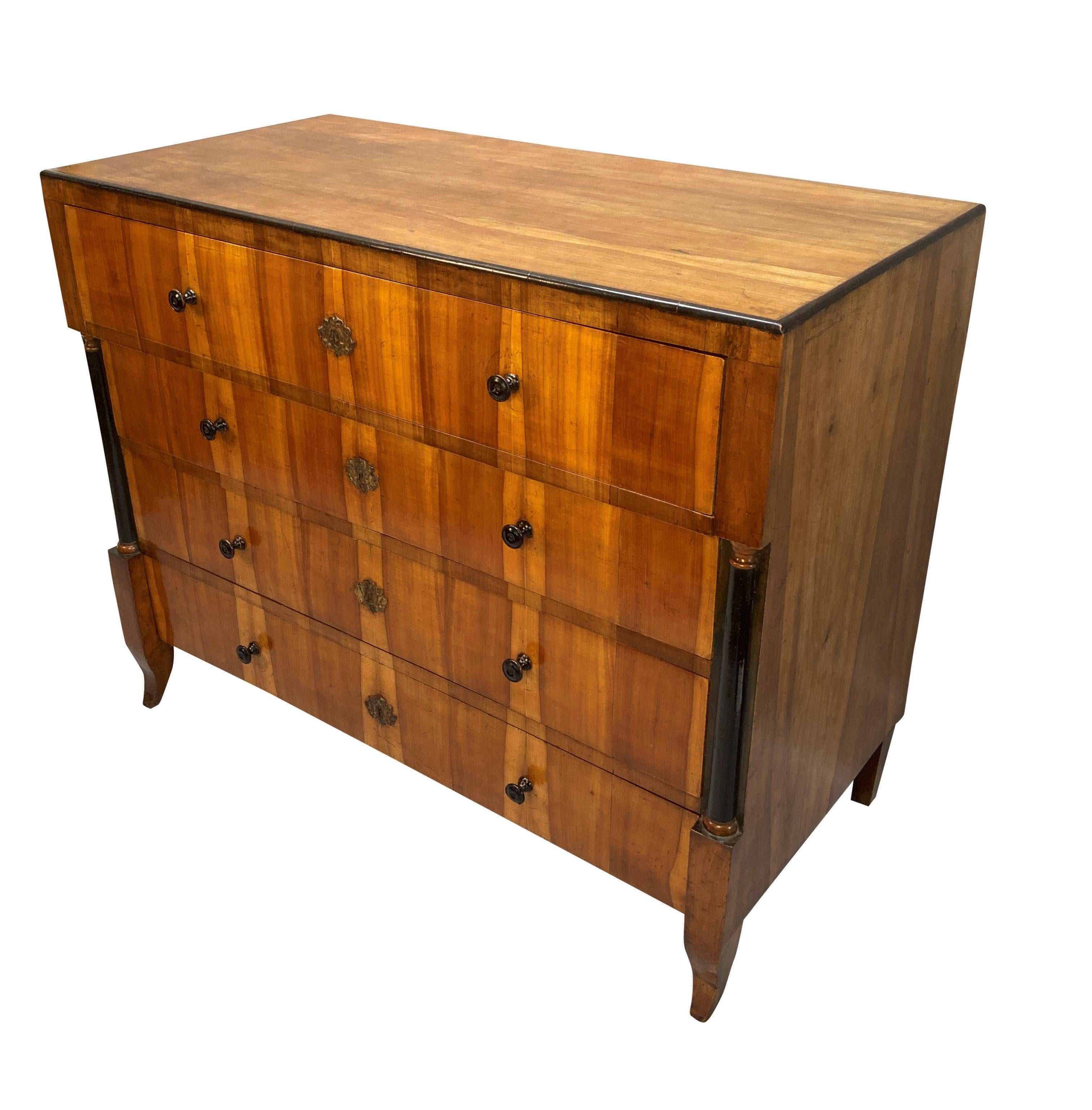 Austriaco Commode in ciliegio Biedermier dei primi del XIX secolo in vendita