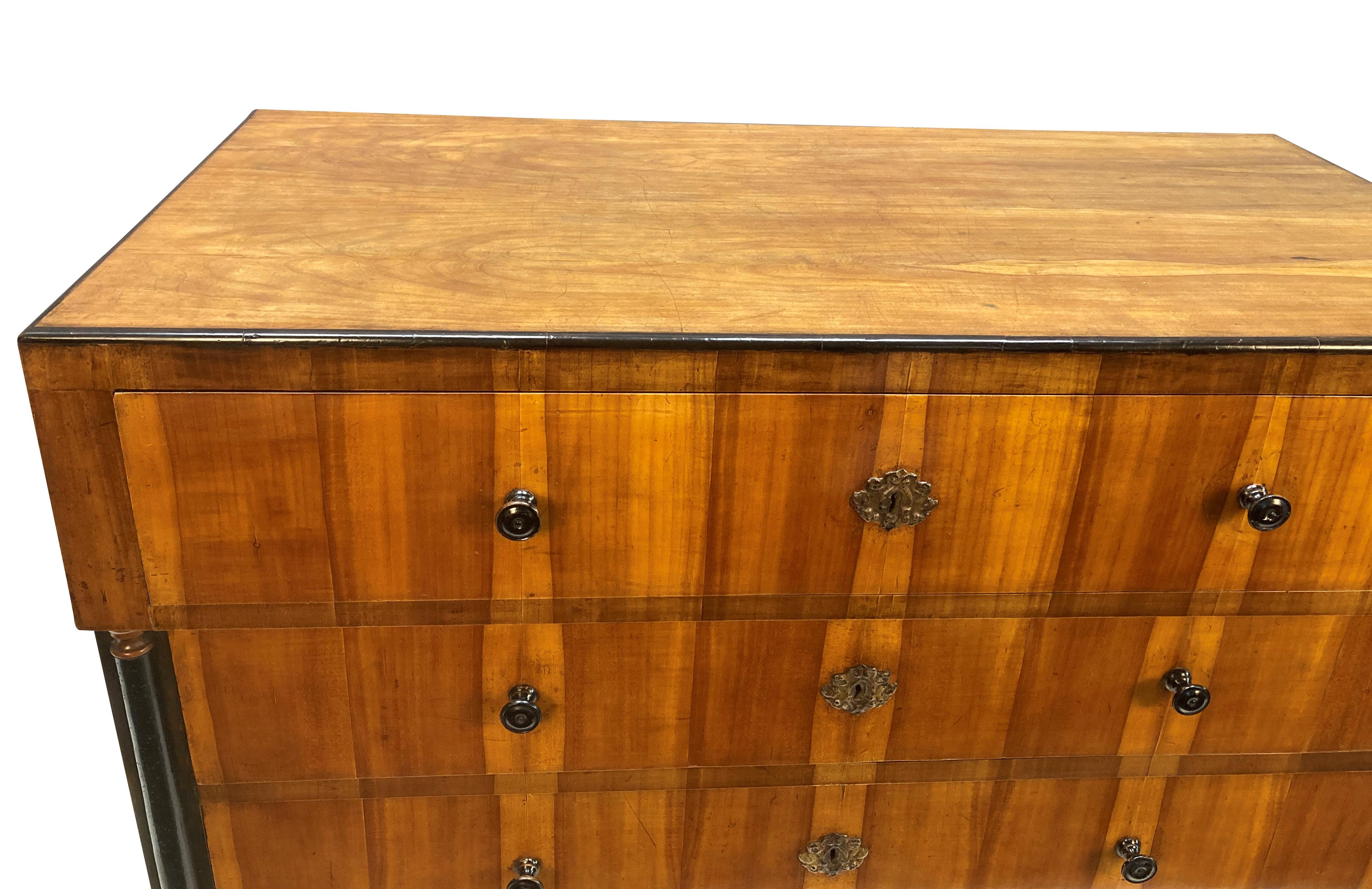 Inizio XIX secolo Commode in ciliegio Biedermier dei primi del XIX secolo in vendita