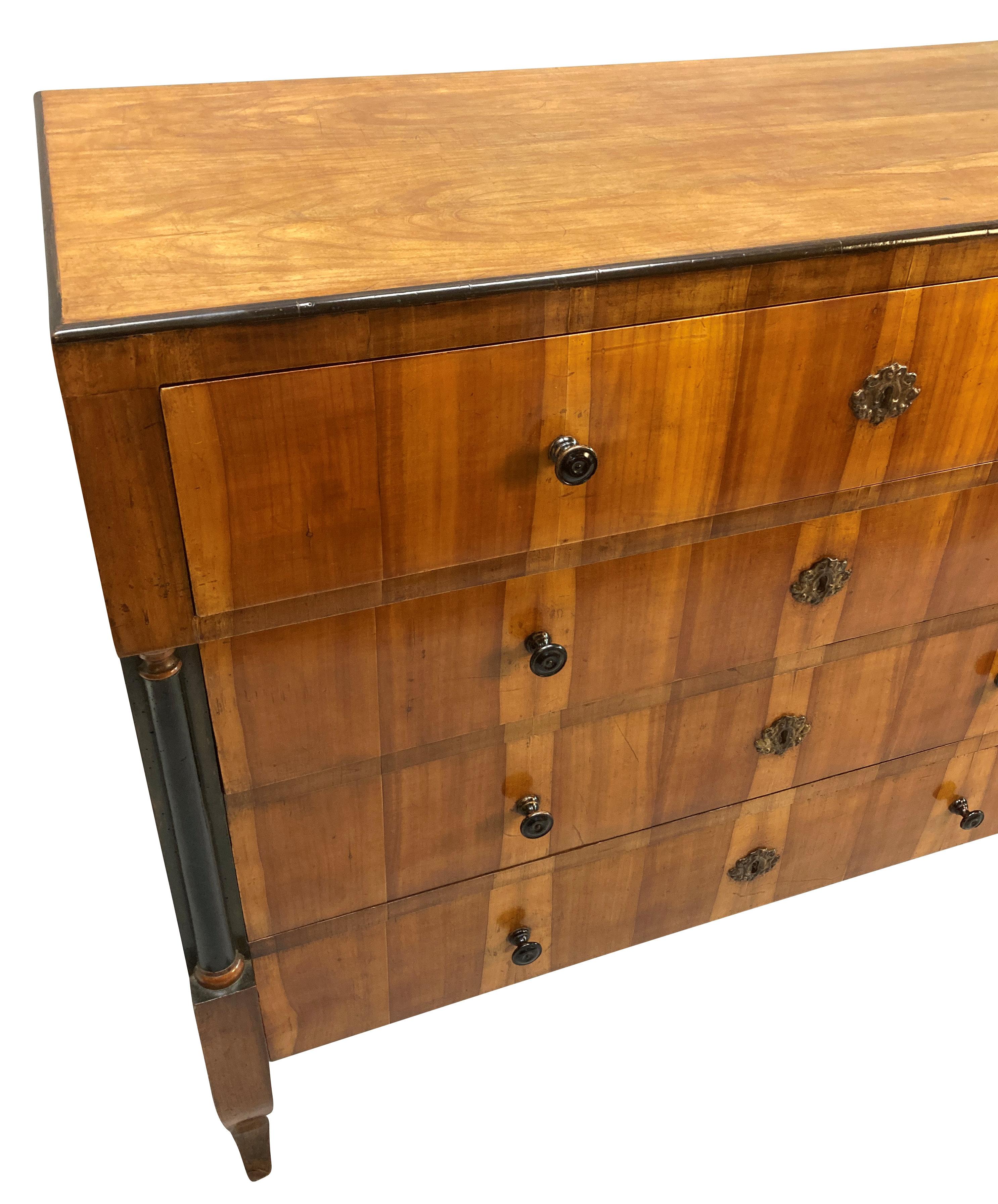 Ottone Commode in ciliegio Biedermier dei primi del XIX secolo in vendita