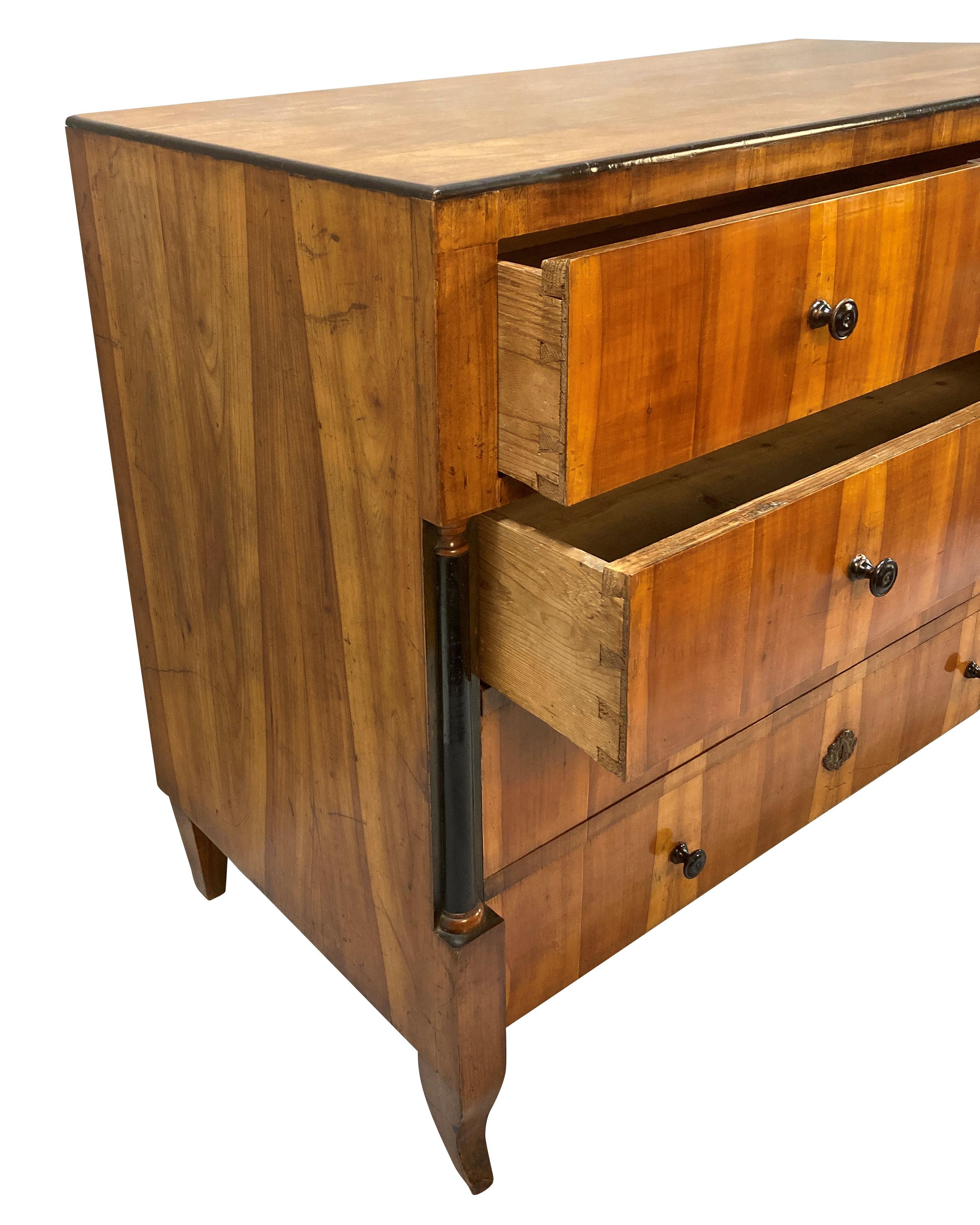 Commode in ciliegio Biedermier dei primi del XIX secolo in vendita 1