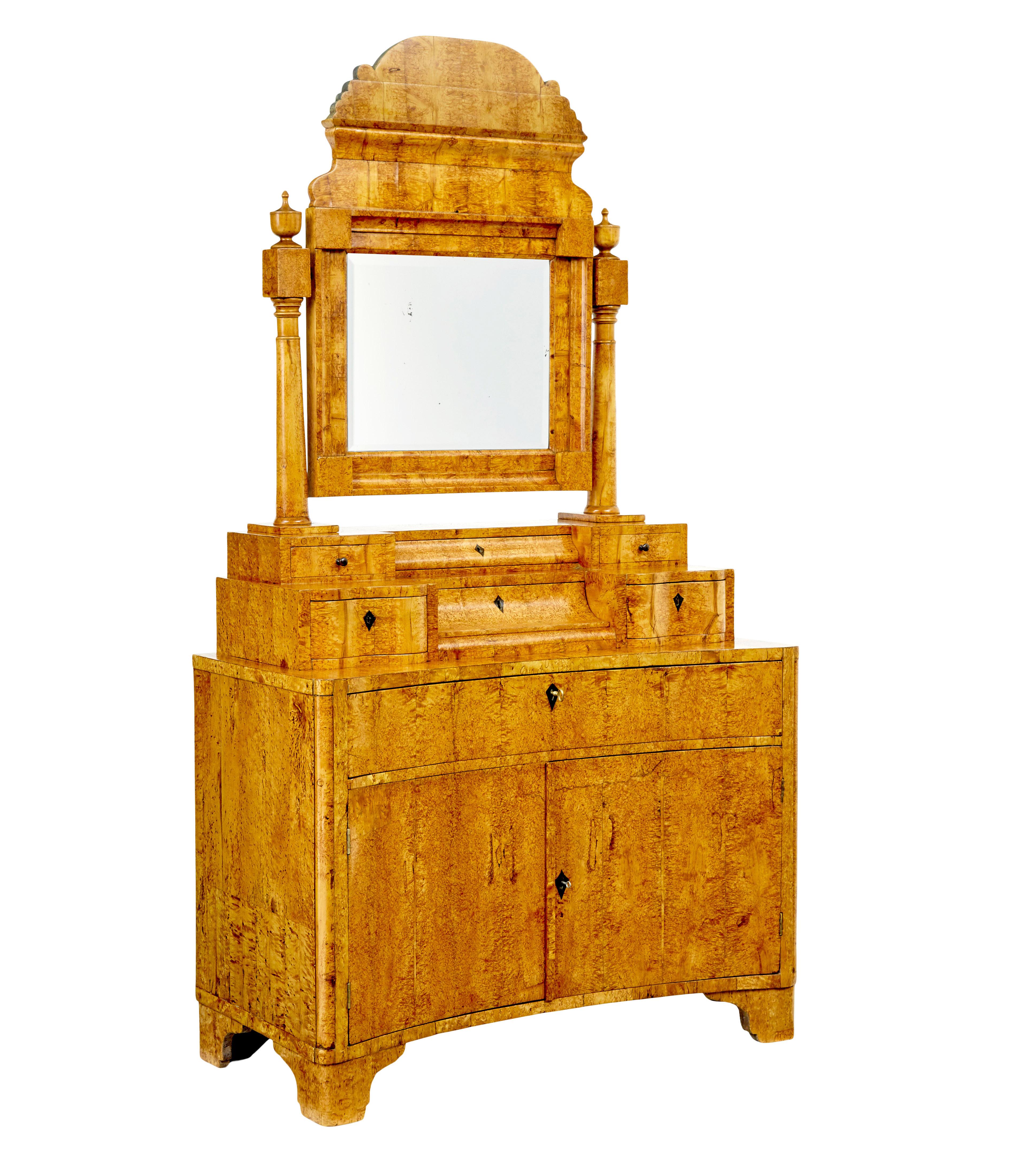 Tocador biedermeier de abedul de principios del siglo XIX, hacia 1830.

Impresionante pieza de mobiliario de época Biedermeier realizada en abedul de Carelia.

Consta de dos partes principales, aunque el espejo y los soportes también son