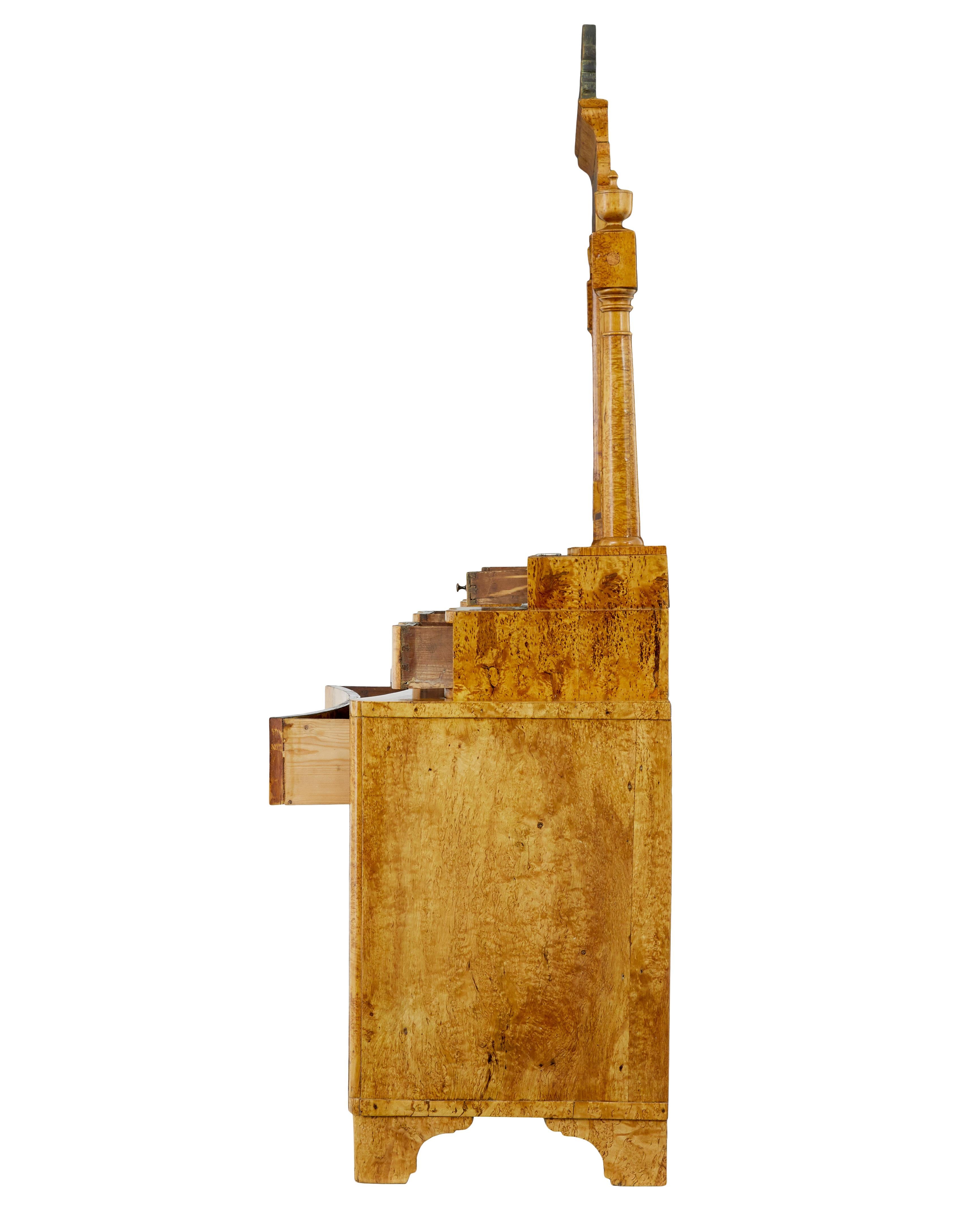 Biedermeier-Schminktischschrank aus Birke, frühes 19. Jahrhundert (Handgeschnitzt) im Angebot