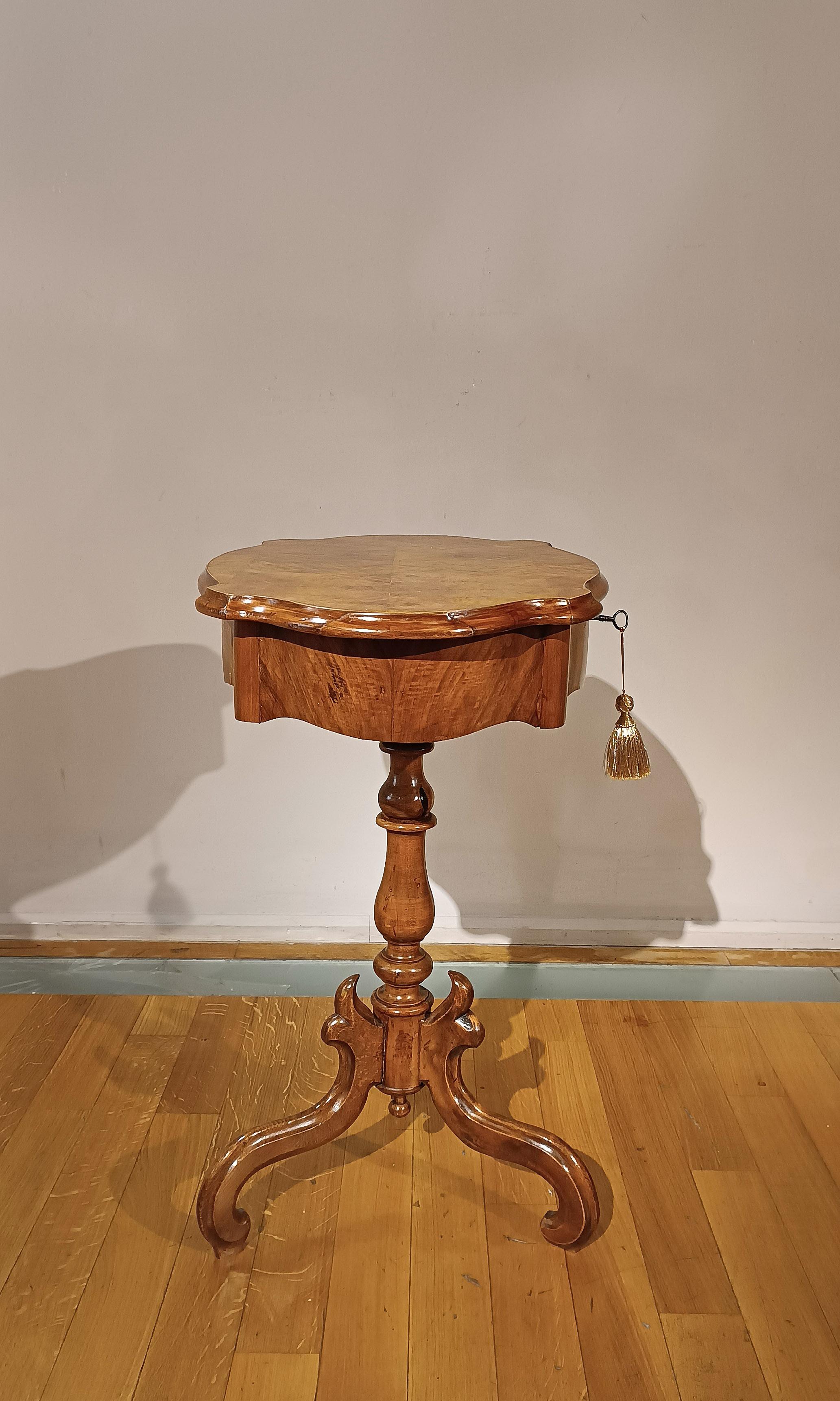 Magnifique table en bois de bouleau clair, finement sculptée. La table se caractérise par un plateau ouvrant avec une serrure sur le devant, à l'intérieur duquel se trouvent des compartiments pratiques pour ranger de petits objets. Les veines du