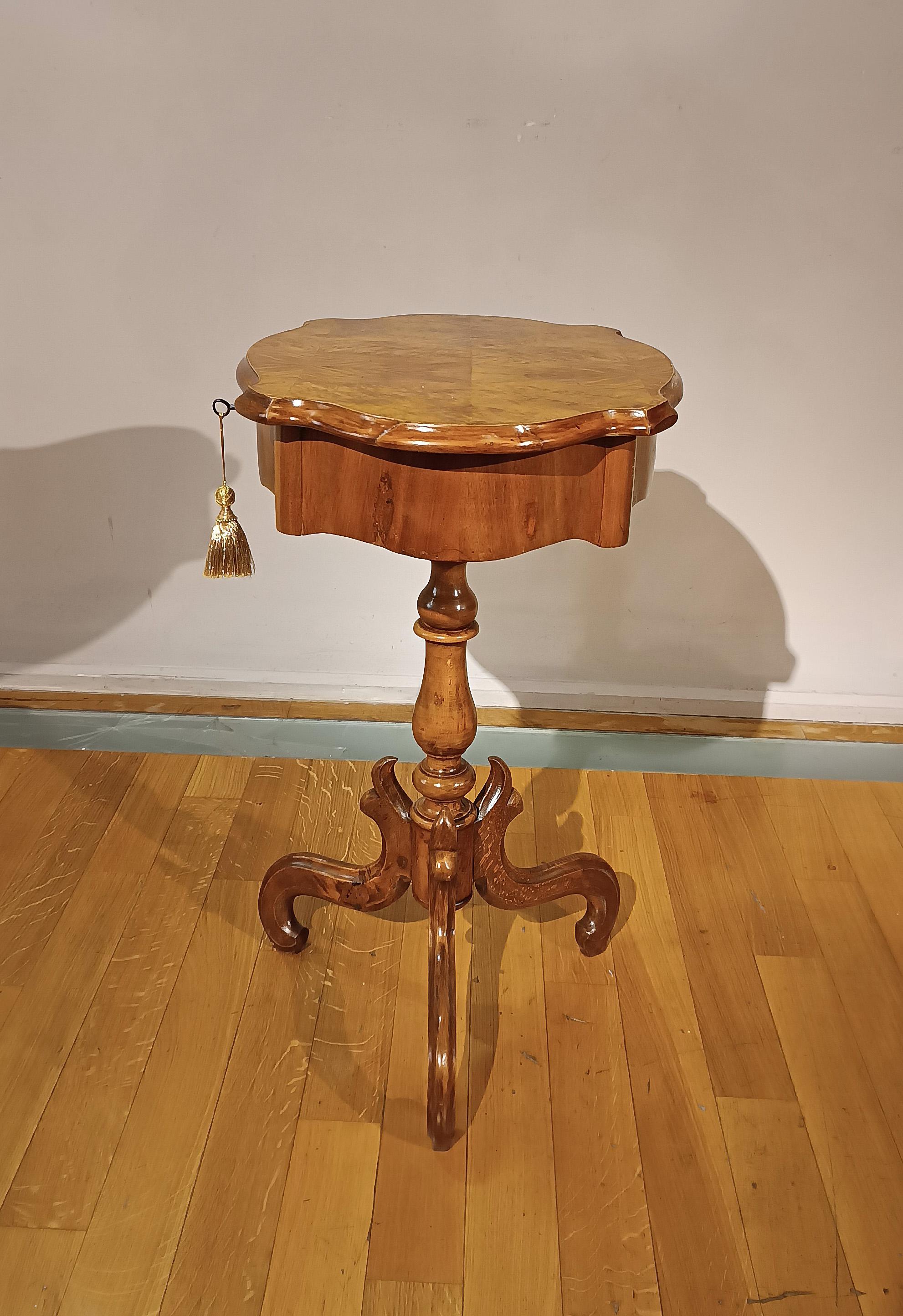Sculpté à la main TABLE D'OUVERTURE EN BIRCHIER DU DÉBUT DU 19e SIÈCLE en vente