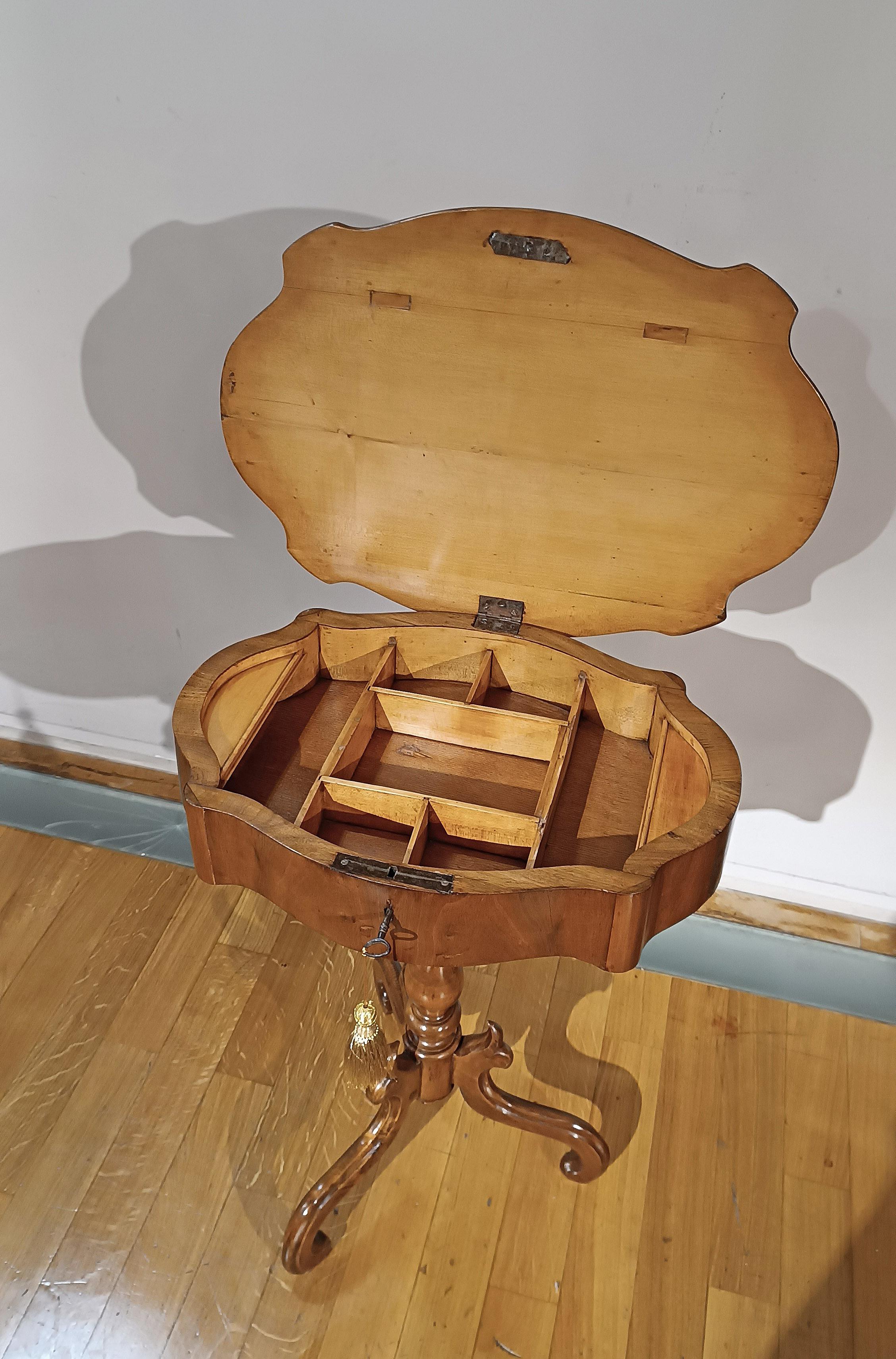 TABLE D'OUVERTURE EN BIRCHIER DU DÉBUT DU 19e SIÈCLE Bon état - En vente à Firenze, FI