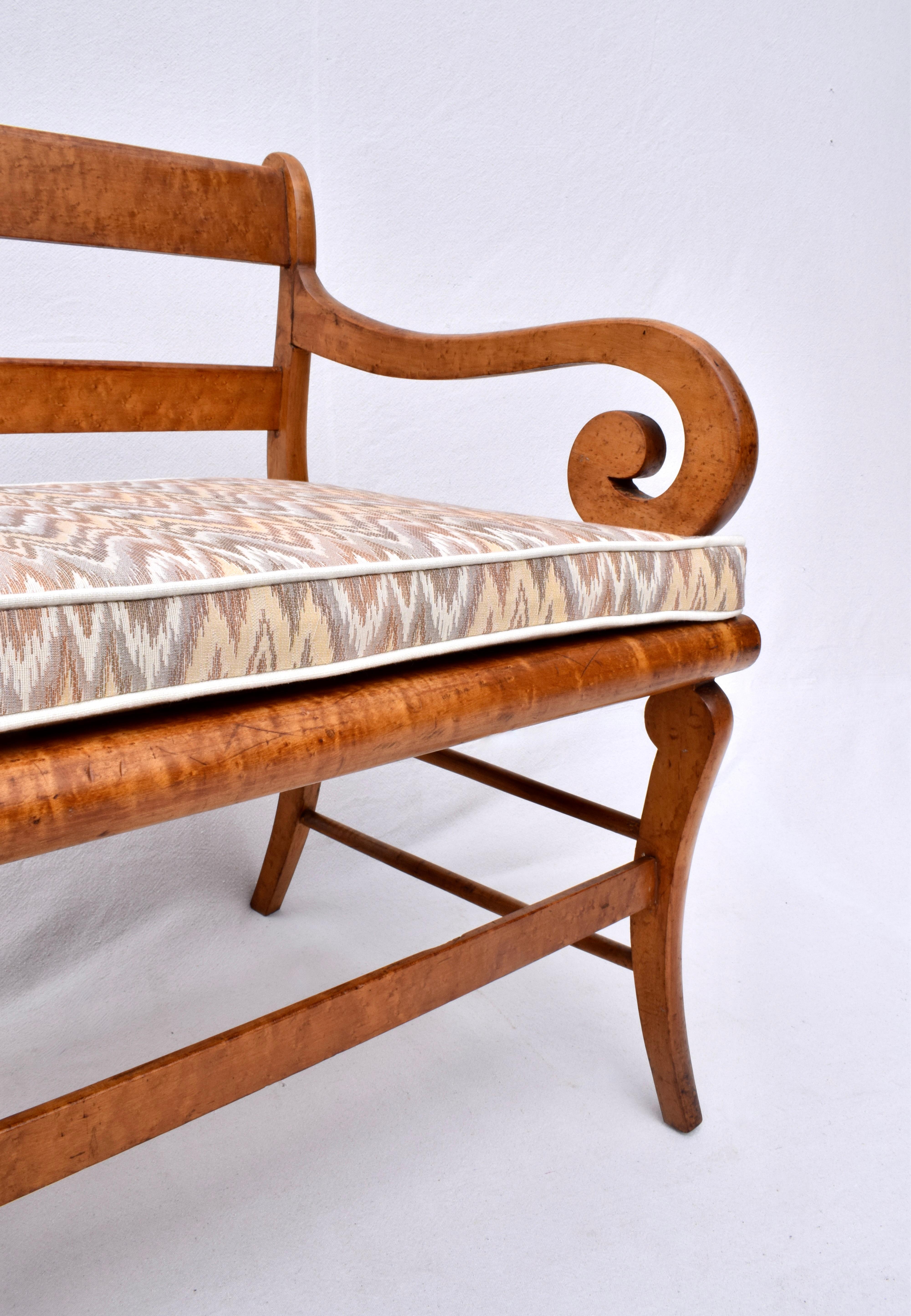 Early 19th Century Bird’S-Eye Maple Sabre Leg Caned Bench For Sale 6