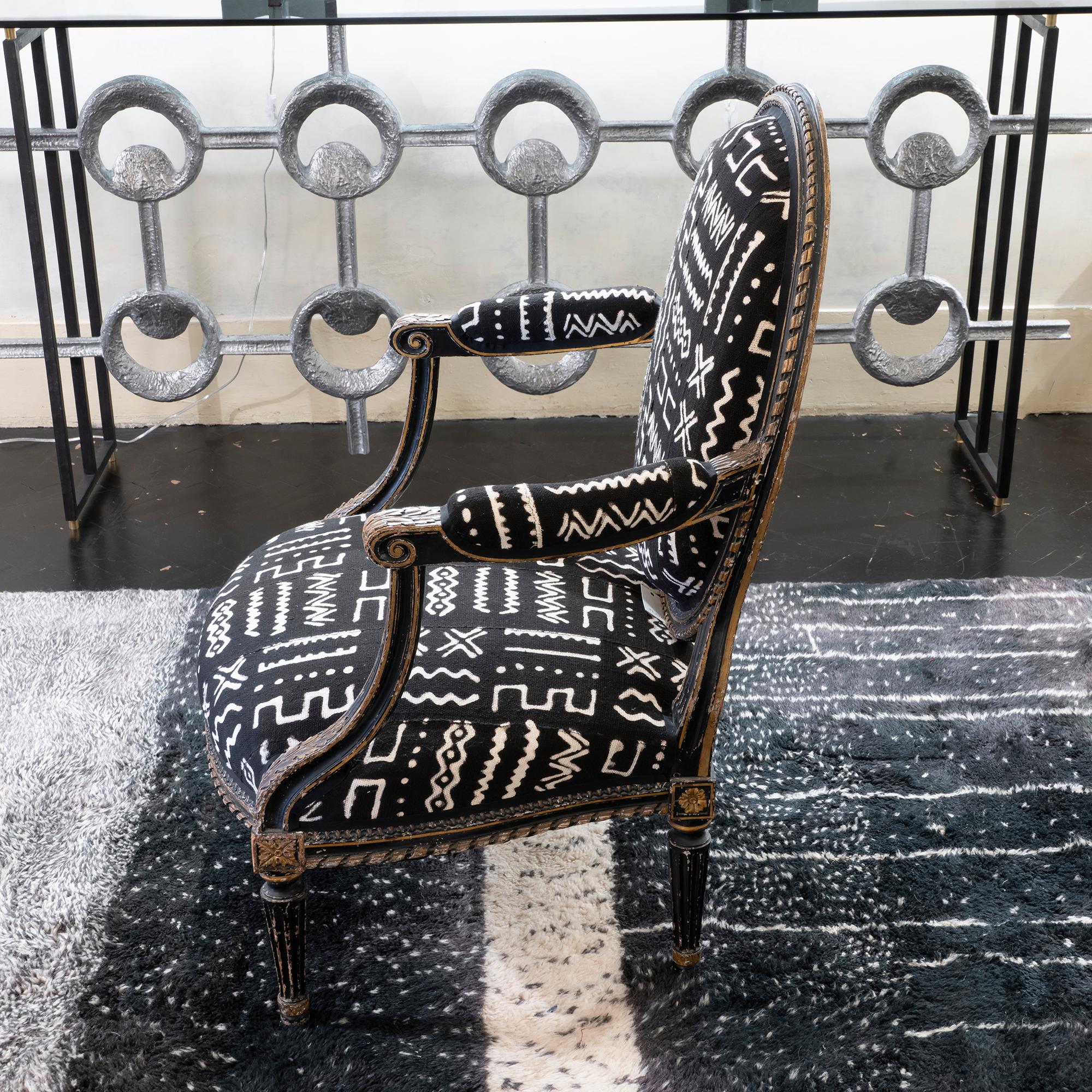 Italian Early 19th Century Black and Gilded Armchair Black and White Ethnic Fabric