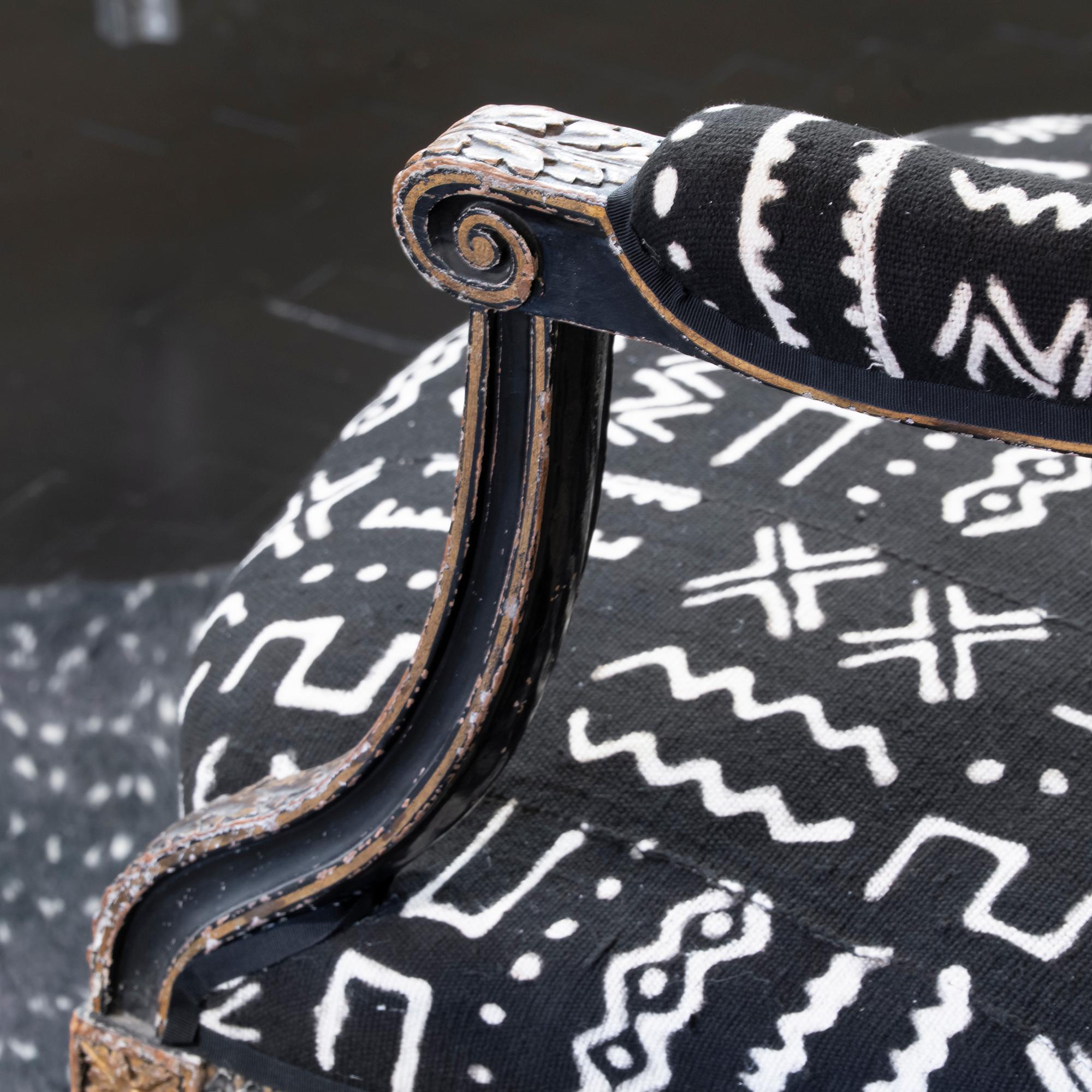 Early 19th Century Black and Gilded Armchair Black and White Ethnic Fabric In Good Condition In Firenze, IT