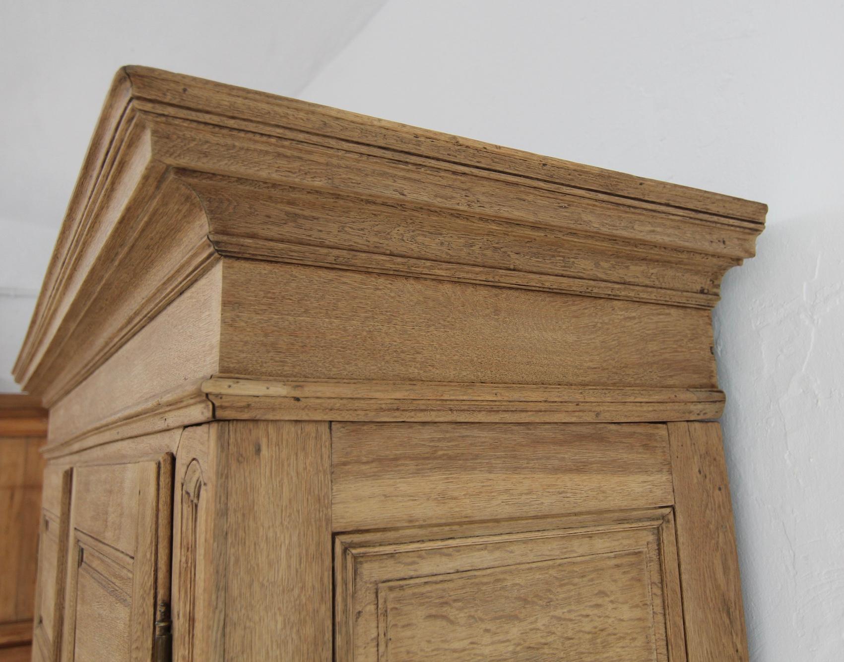 Armadio o guardaroba in Oak sbiancato dell'inizio del XIX secolo in vendita 3