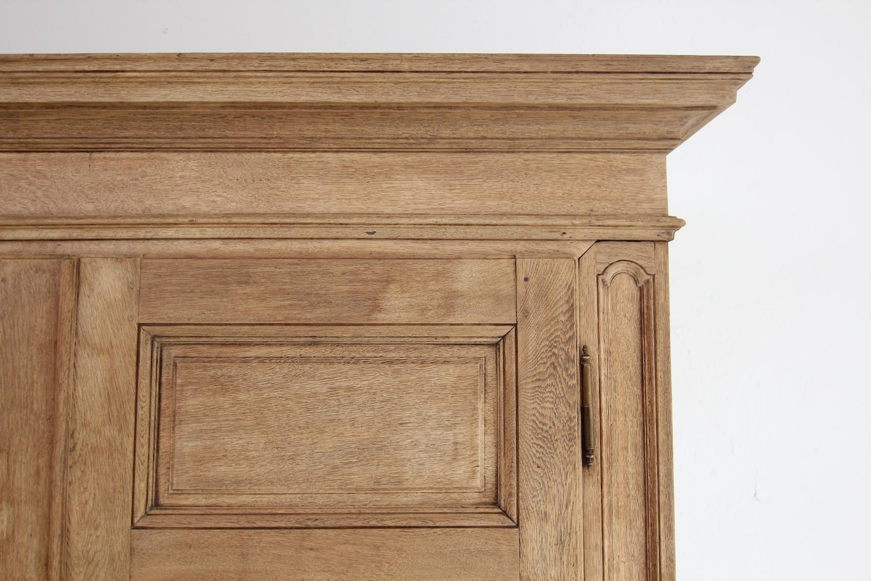 Armadio o guardaroba in Oak sbiancato dell'inizio del XIX secolo in vendita 4