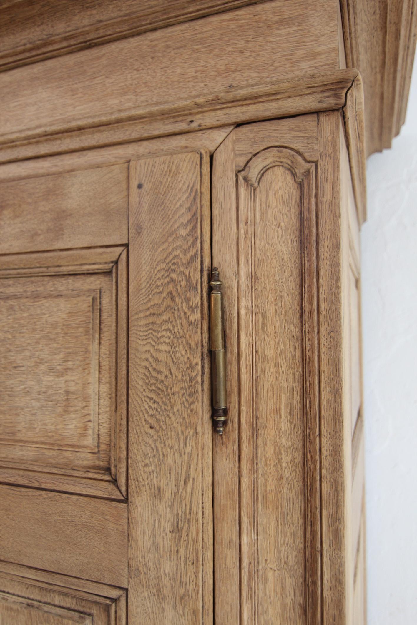 Armadio o guardaroba in Oak sbiancato dell'inizio del XIX secolo in vendita 5