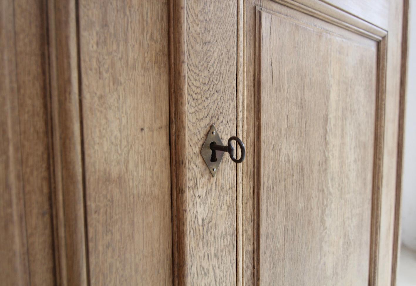 Armadio o guardaroba in Oak sbiancato dell'inizio del XIX secolo in vendita 7
