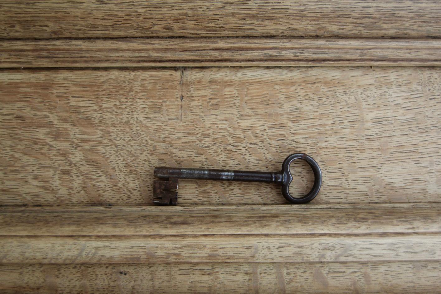 Armadio o guardaroba in Oak sbiancato dell'inizio del XIX secolo in vendita 8