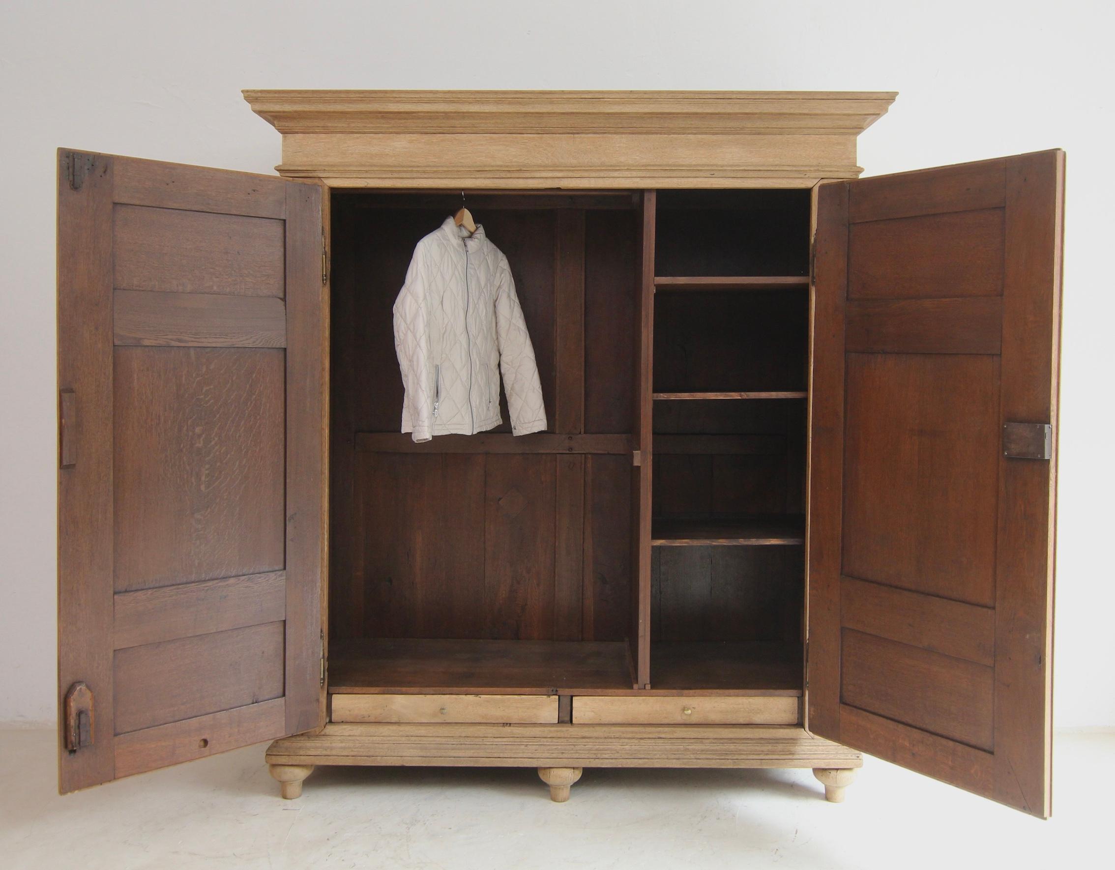 Armadio o guardaroba in Oak sbiancato dell'inizio del XIX secolo in vendita 9