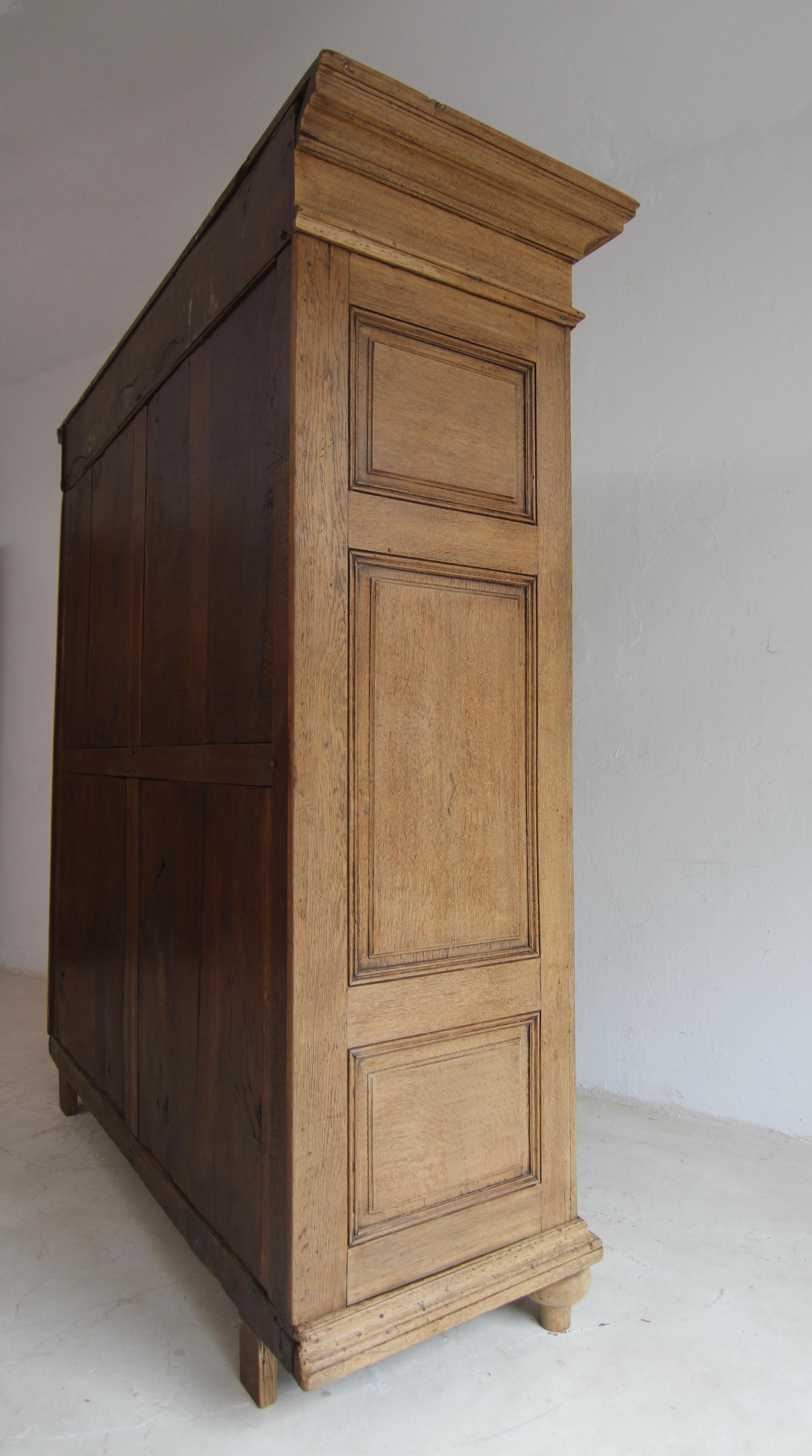 Armadio o guardaroba in Oak sbiancato dell'inizio del XIX secolo in vendita 12