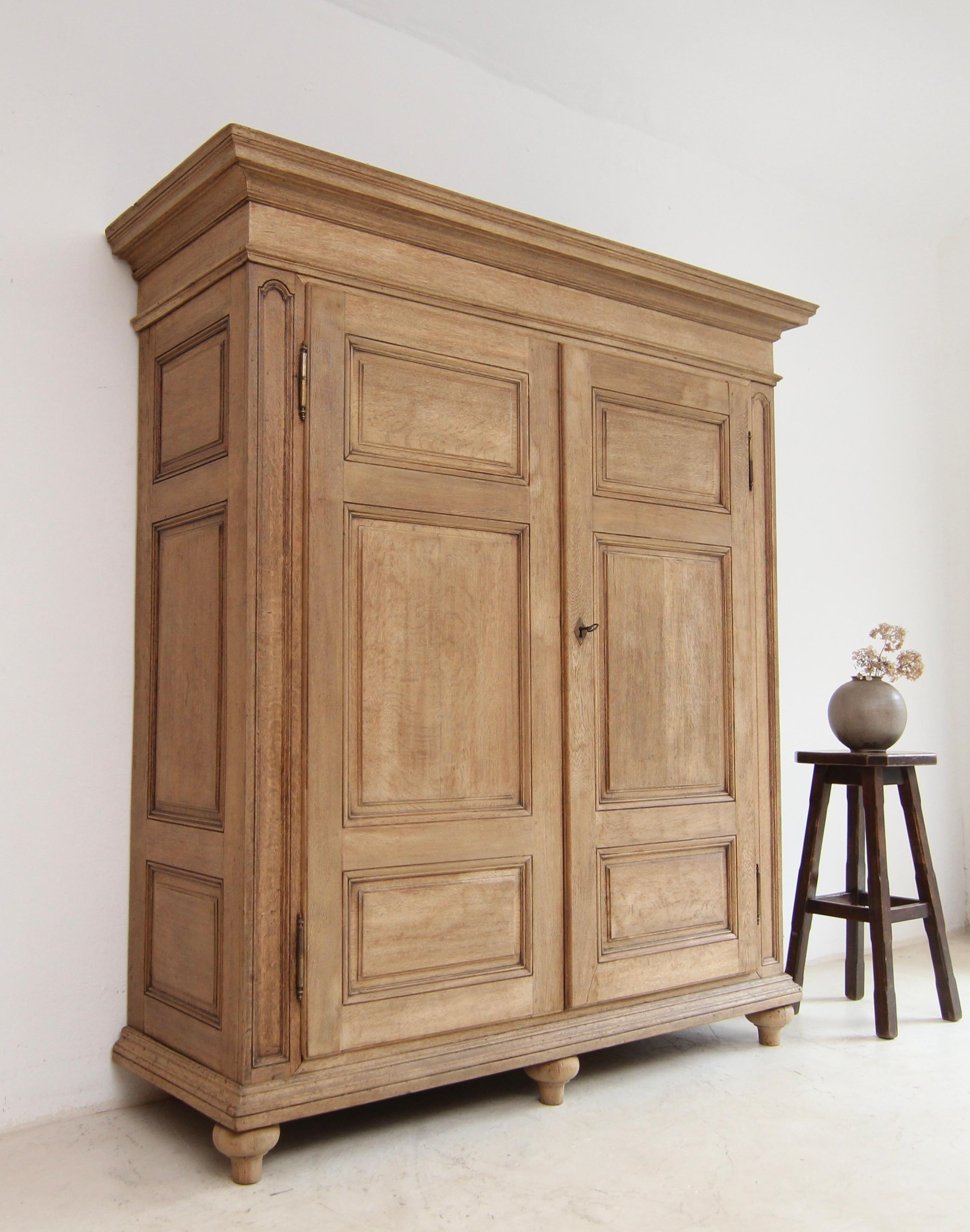 Armadio a due ante o mobile da ingresso degli inizi del XIX secolo. Regione di confine tra Reno e Francia (Renania, Mosella, Fiandre). Solidamente realizzato in Oak. Pronto per l'uso con una splendida superficie sbiancata.

Un classico pezzo di