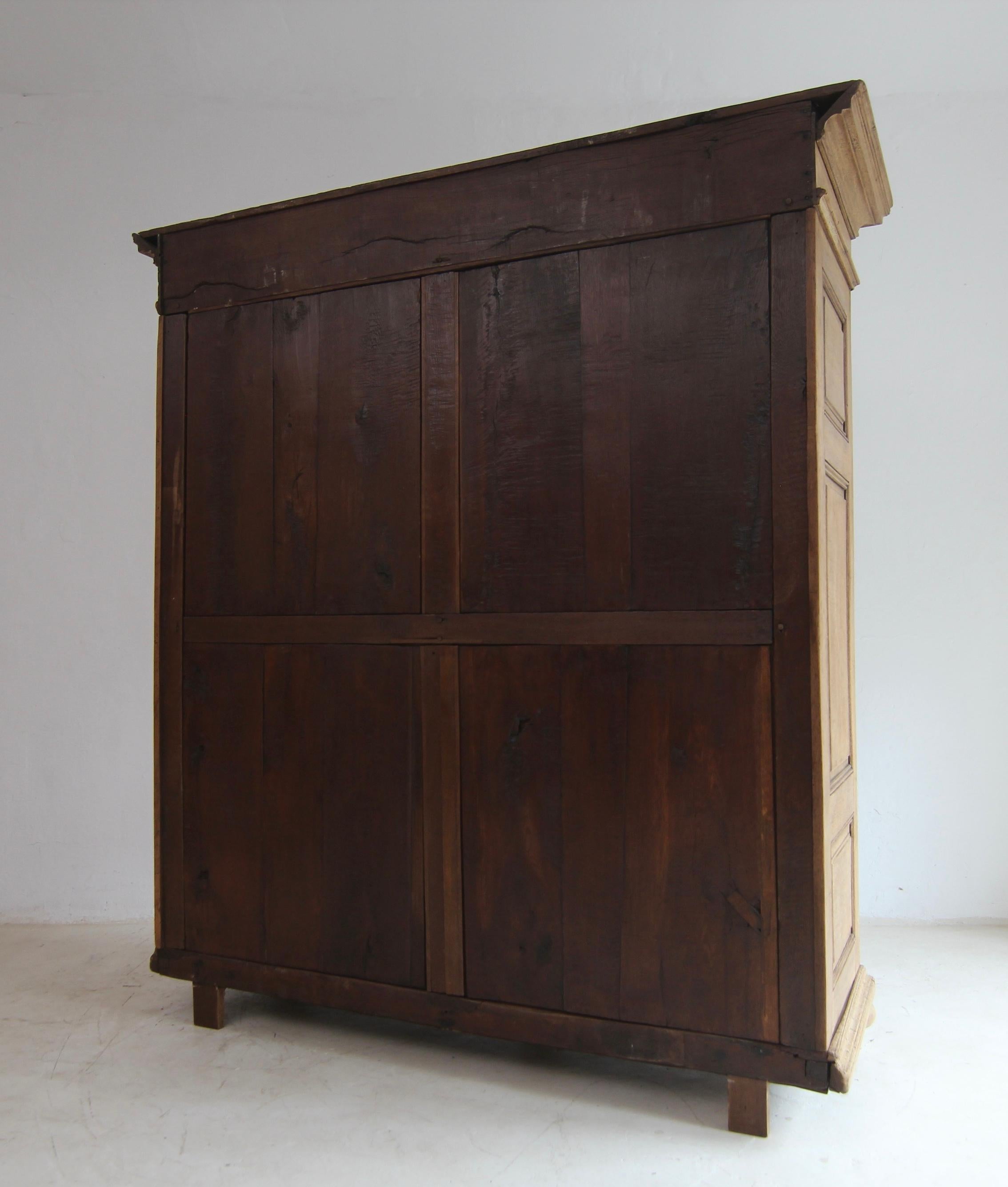 Armadio o guardaroba in Oak sbiancato dell'inizio del XIX secolo in vendita 13