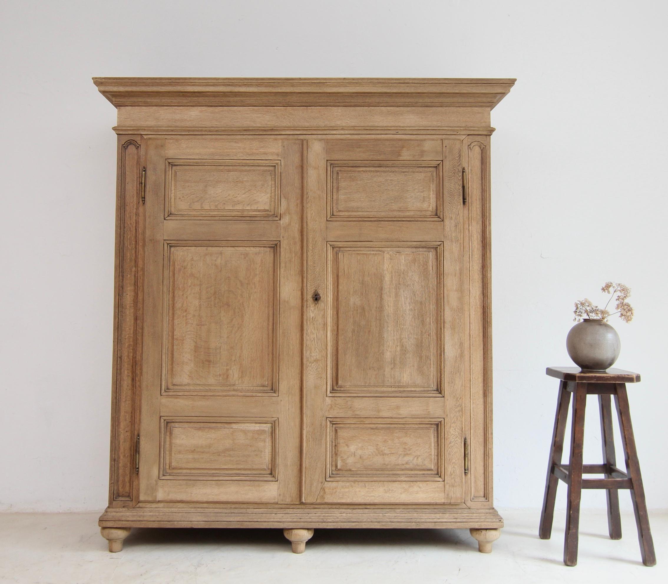 Rustico Armadio o guardaroba in Oak sbiancato dell'inizio del XIX secolo in vendita