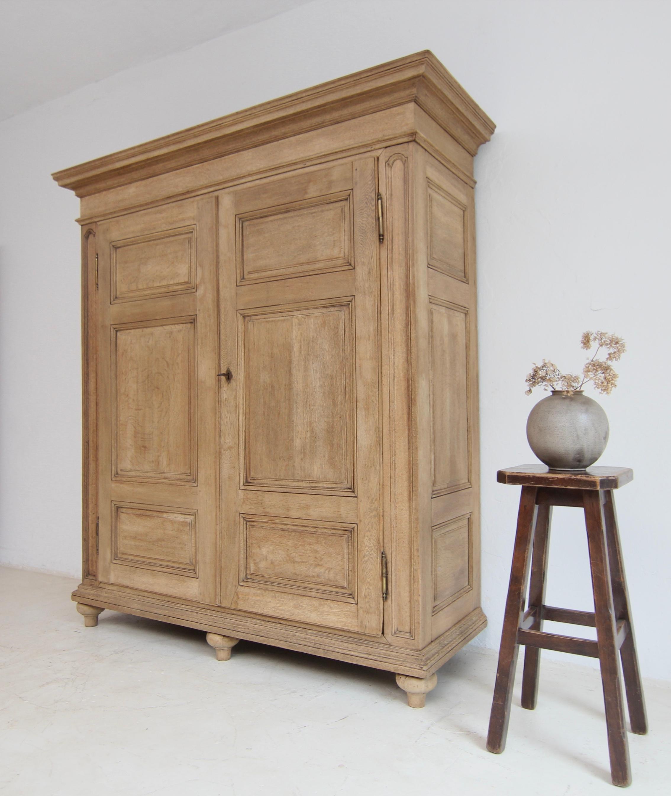 Europeo Armadio o guardaroba in Oak sbiancato dell'inizio del XIX secolo in vendita