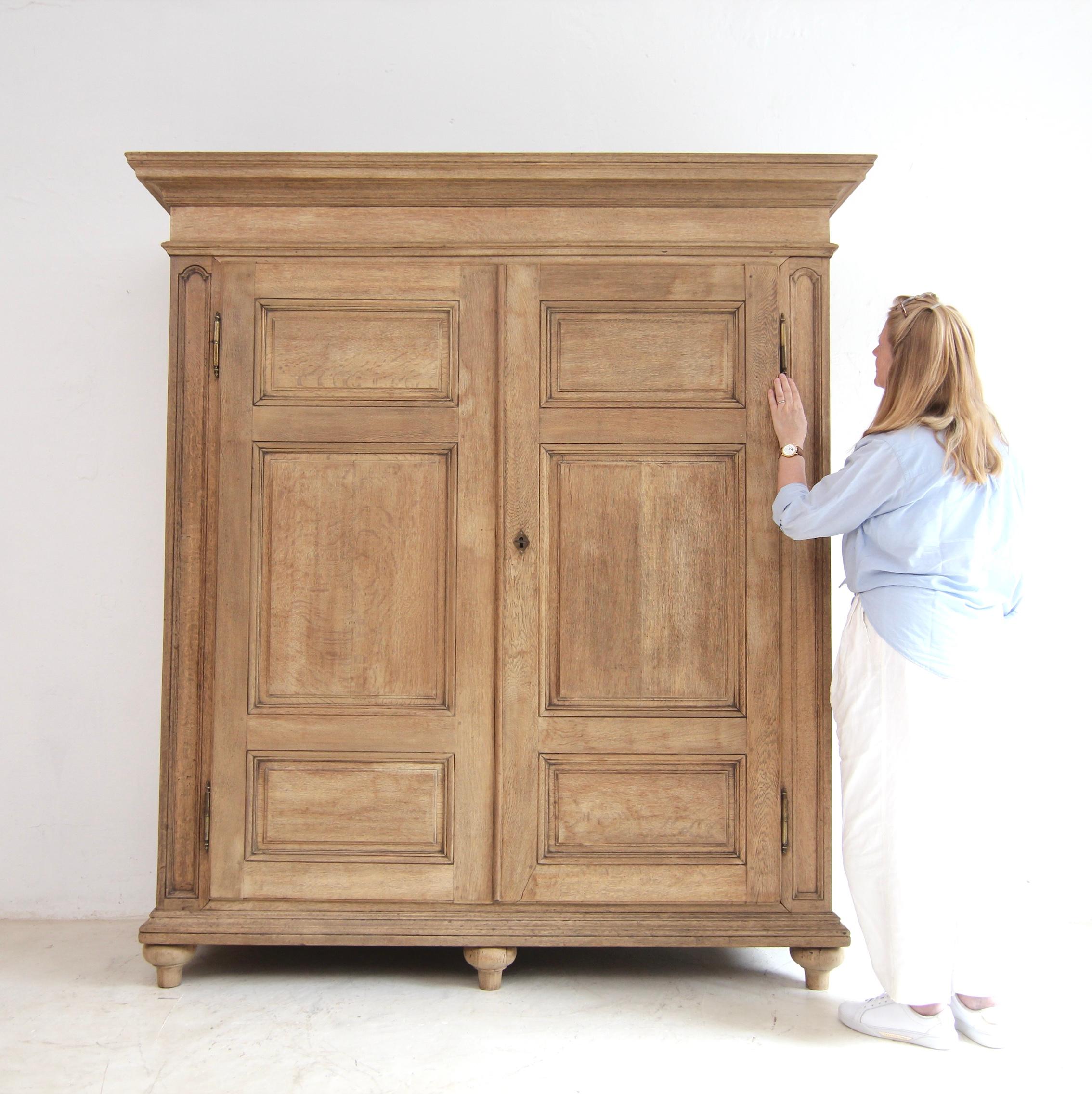 Sbiancato Armadio o guardaroba in Oak sbiancato dell'inizio del XIX secolo in vendita