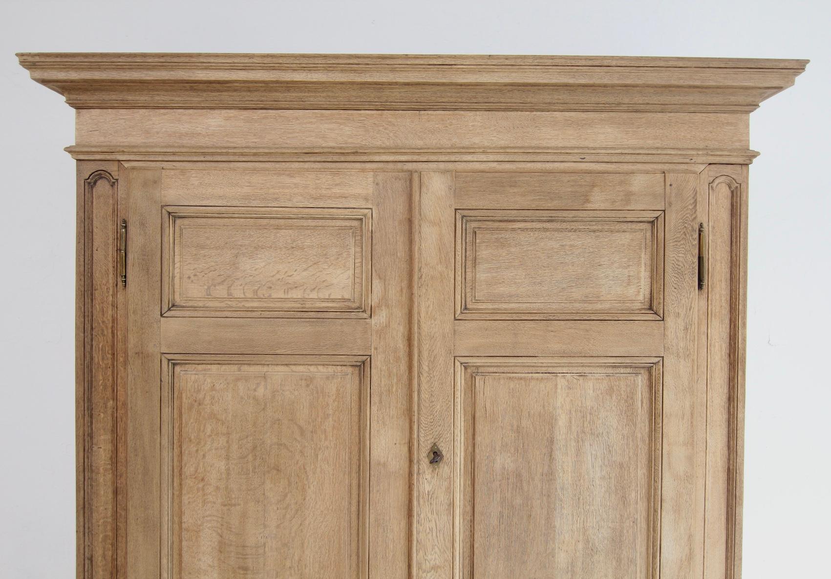 Quercia Armadio o guardaroba in Oak sbiancato dell'inizio del XIX secolo in vendita