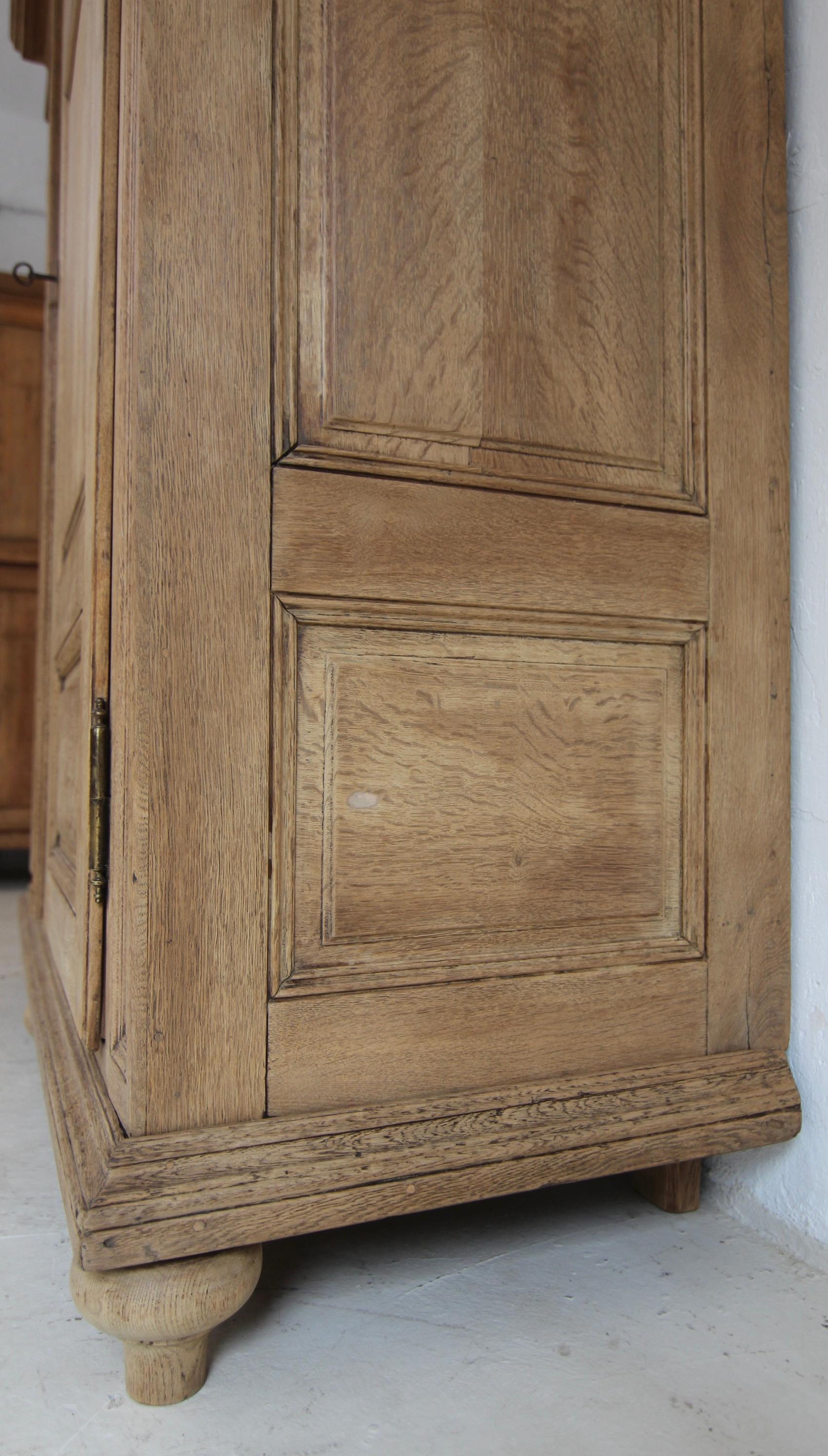 Armadio o guardaroba in Oak sbiancato dell'inizio del XIX secolo in vendita 1