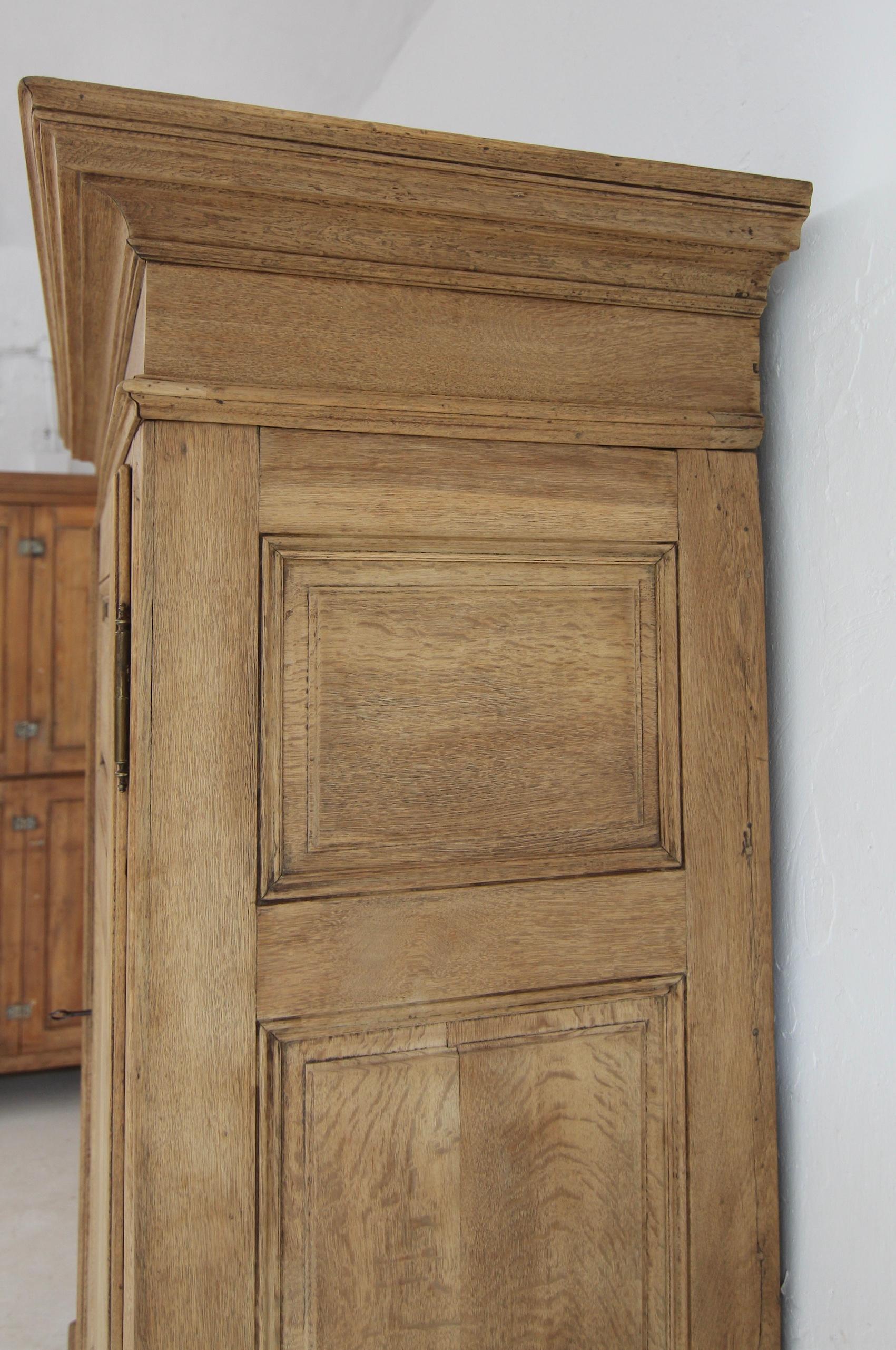 Armadio o guardaroba in Oak sbiancato dell'inizio del XIX secolo in vendita 2
