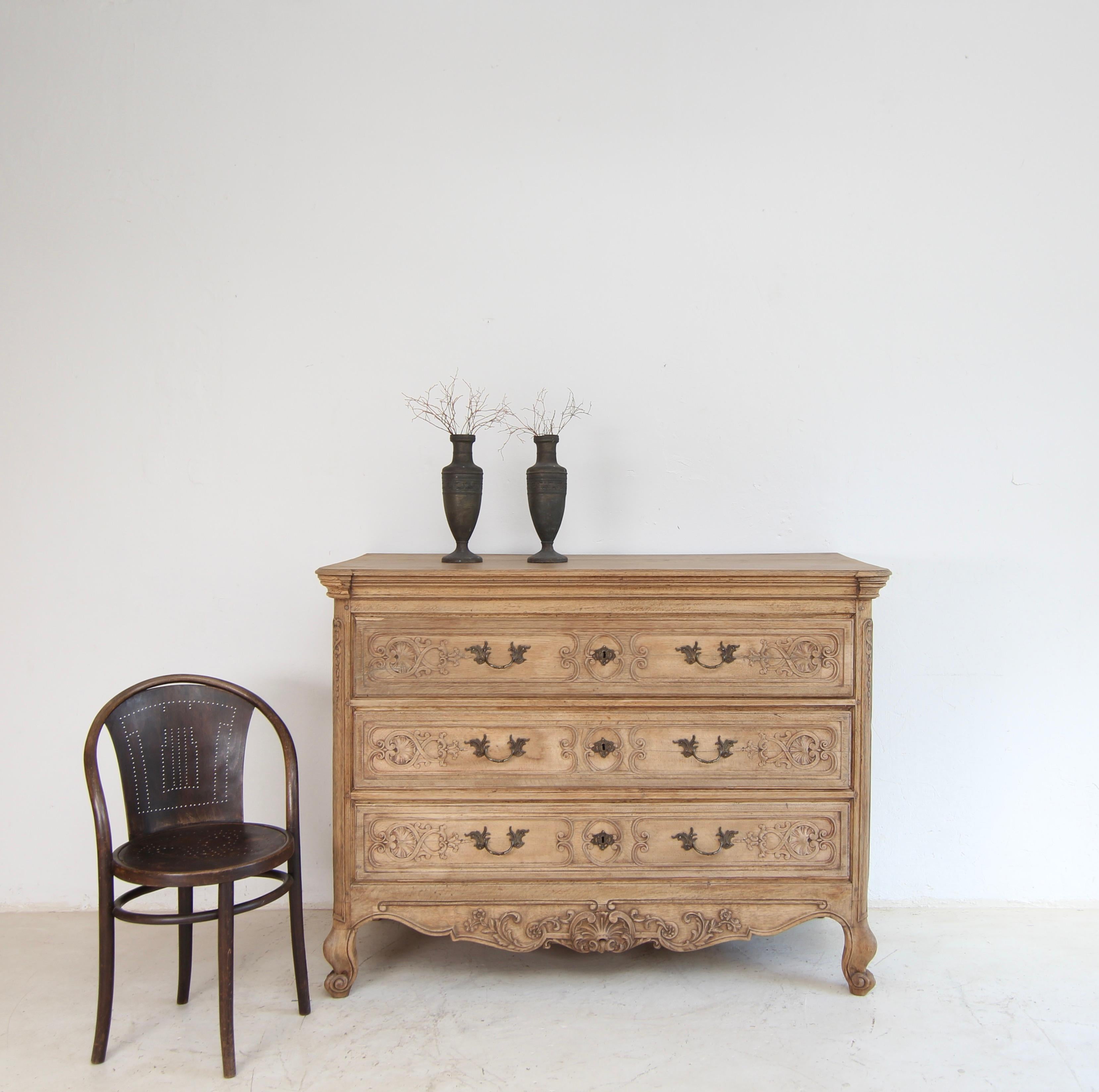 Una cassettiera di provincia degli inizi del XIX secolo. Francia settentrionale/Belgio. Struttura in legno massiccio di Oak. Pronto per l'uso quotidiano con una bellissima superficie sbiancata.

Corpo in rovere riccamente profilato con pannelli