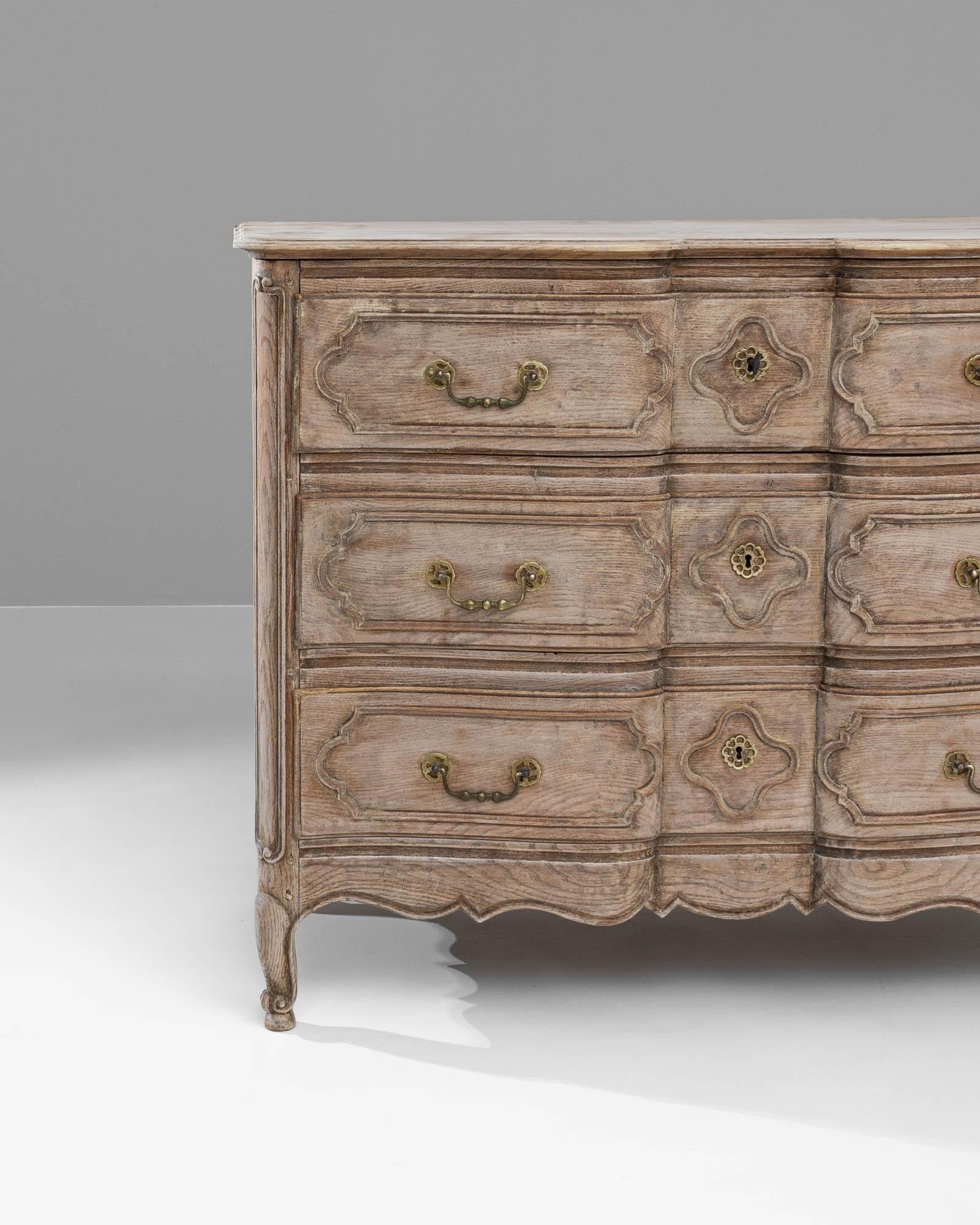 Early 19th Century Bleached Oak Chest Of Drawers In Good Condition For Sale In High Point, NC