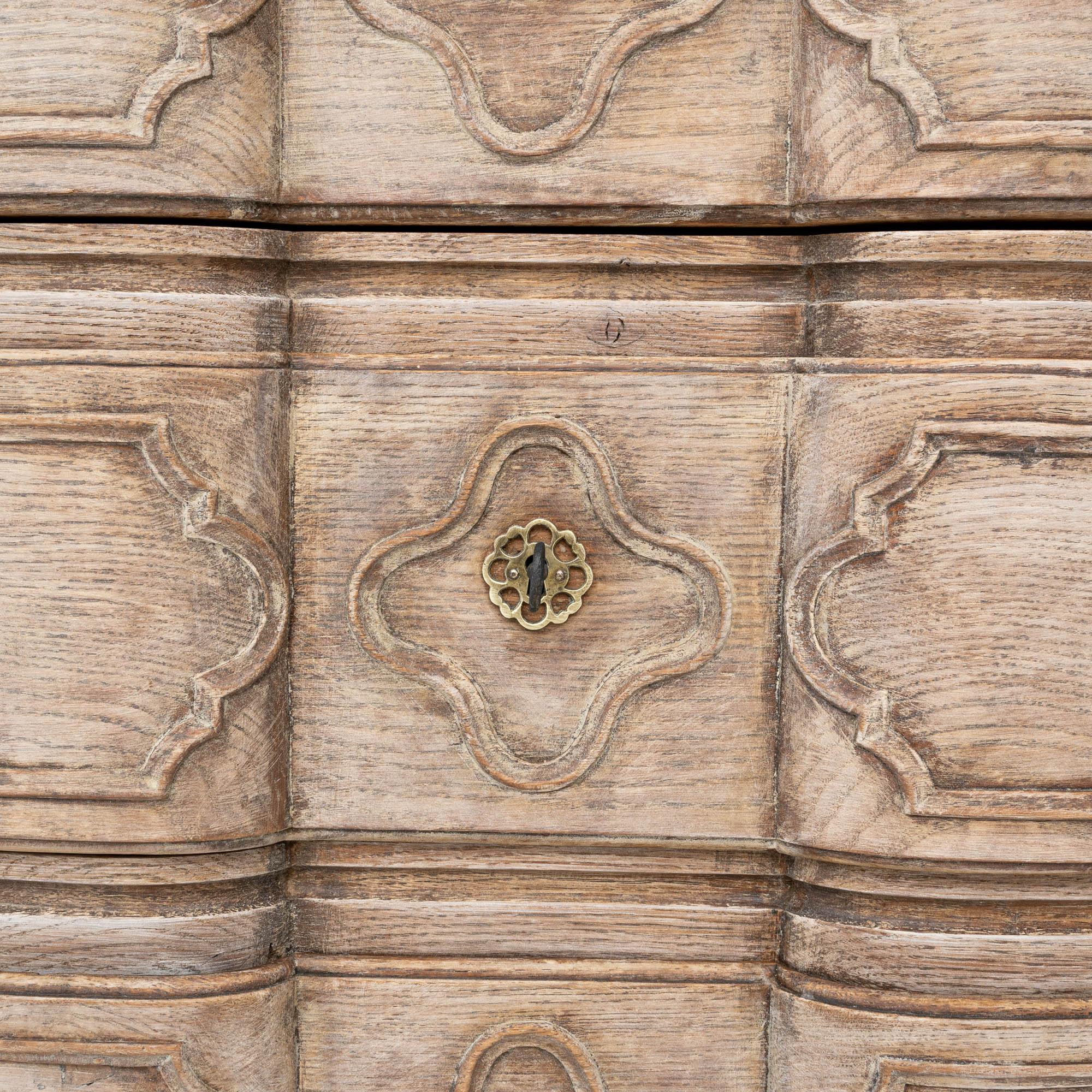Early 19th Century Bleached Oak Chest Of Drawers For Sale 4