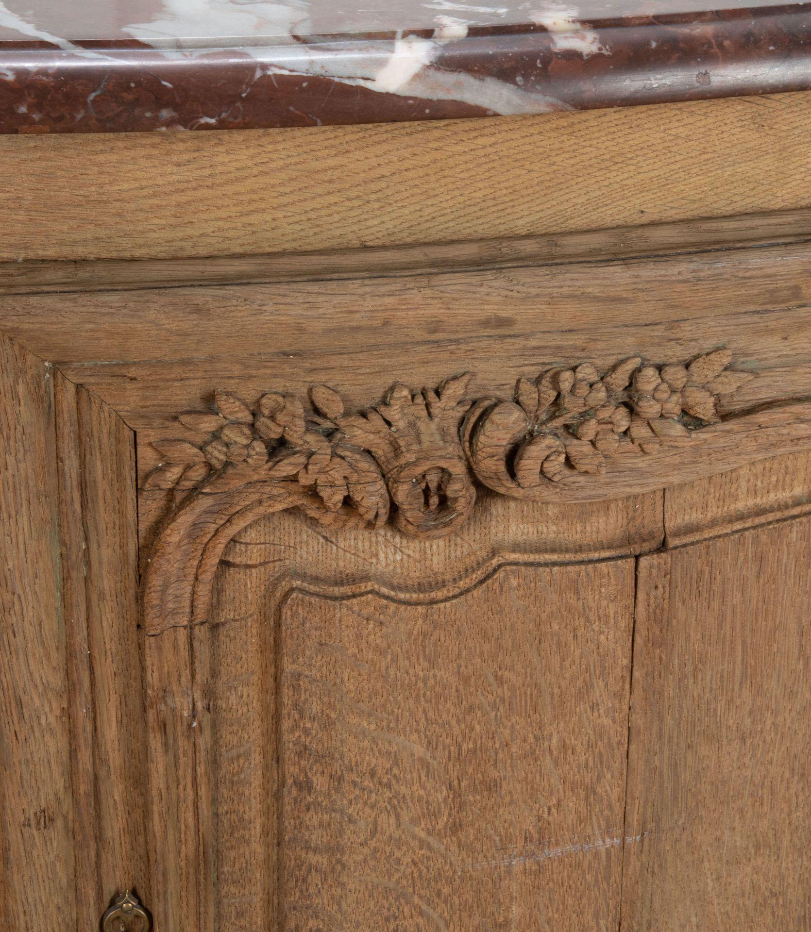 Meravigliosa credenza a due ante in rovere sbiancato della provincia francese dell'inizio del XIX secolo.

Con cerniere e ferramenta originali con chiave e l'originale marmo Rouge Royal a forma di serpentina. I piedini sagomati e gli intagli