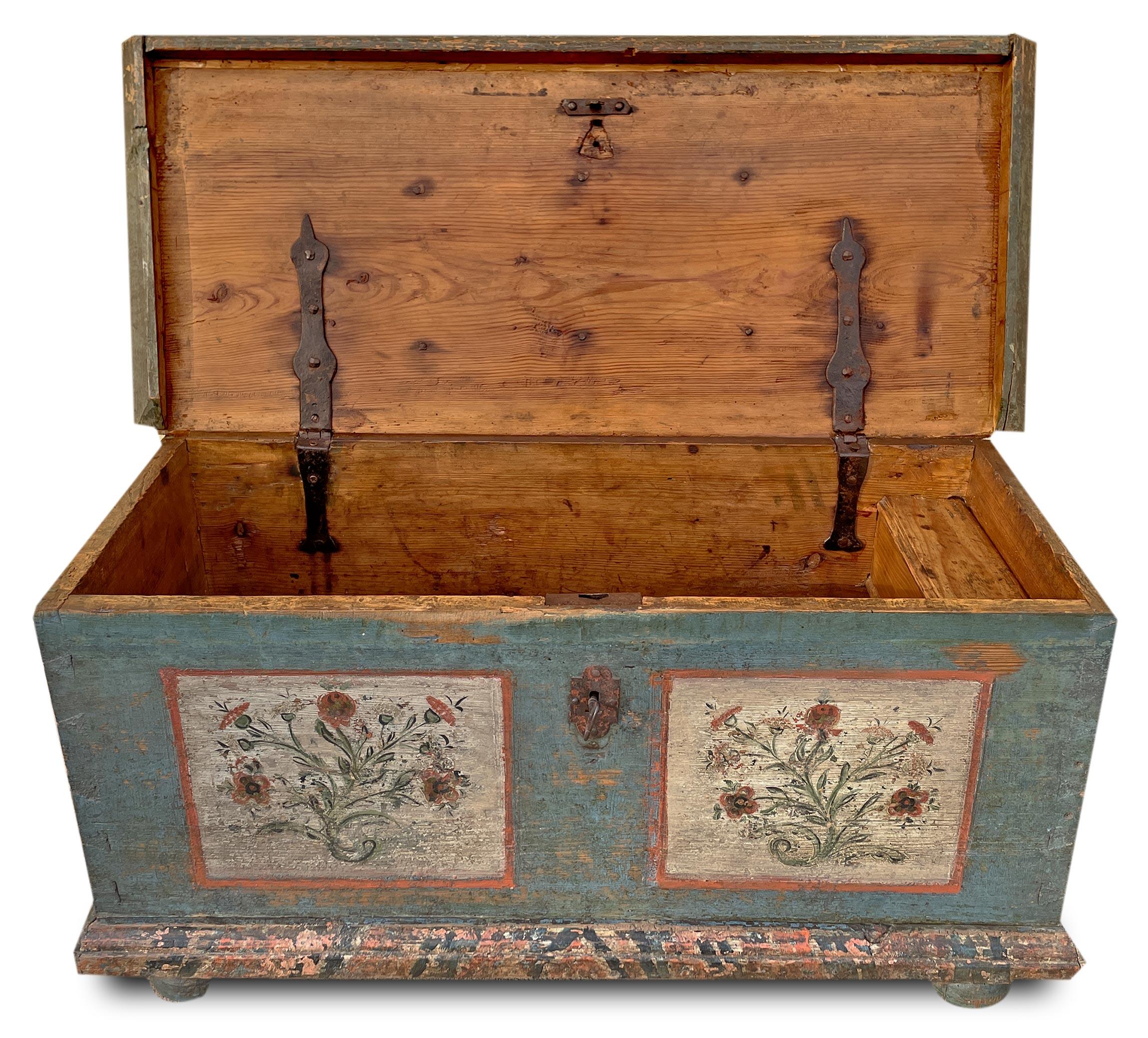 Tyrolean painted chest from the early 19th century

Measurements: H. 49m – L. 95cm – D. 41cm
Period: early 19th century
Origin: Tyrol
Essence: Fir

Painted chest, entirely made of fir wood and painted blue, rather rare due to its small size.
On the