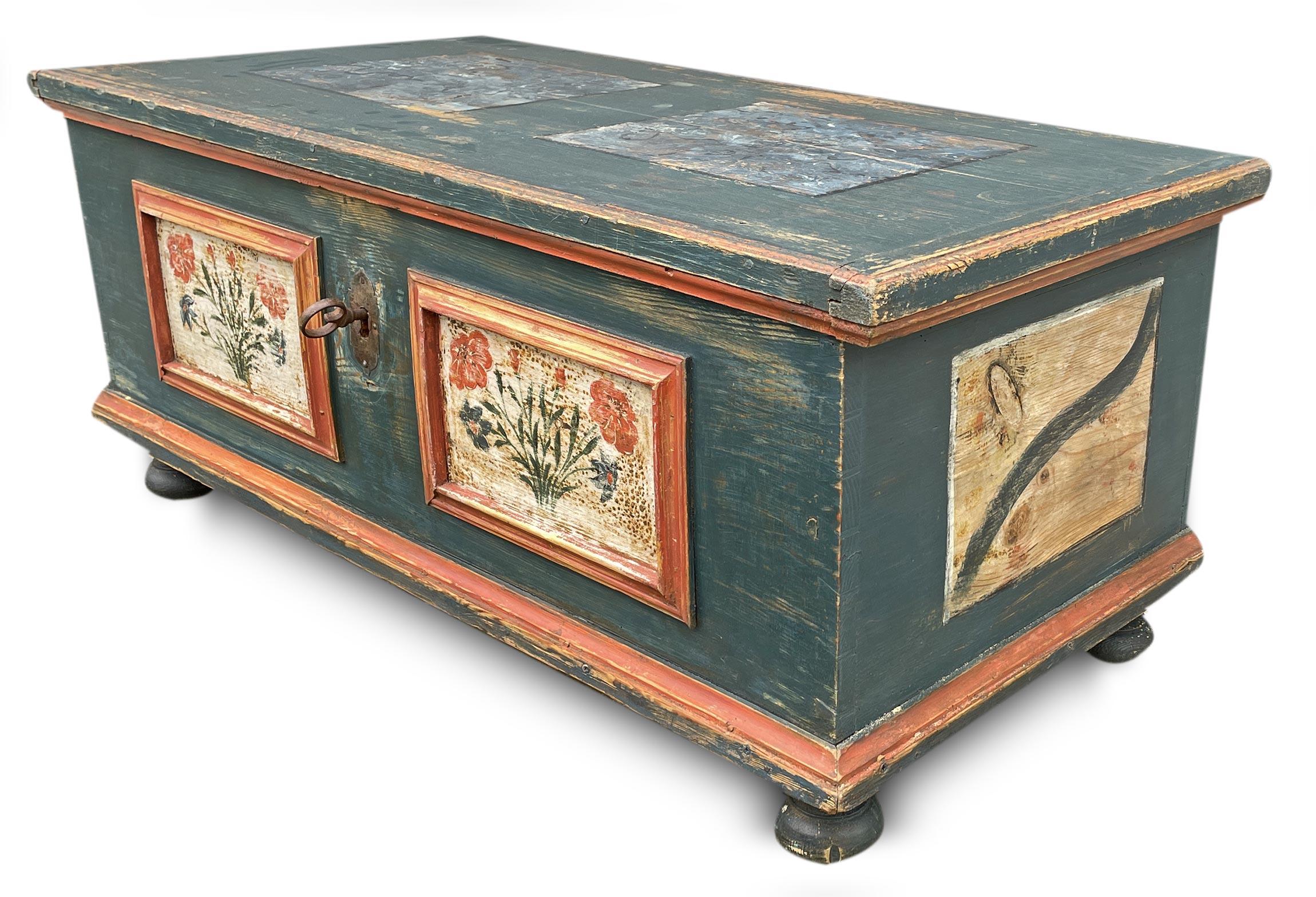 Early 19th Century Blu Floral Painted Blanket Chest In Good Condition In Albignasego, IT