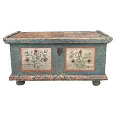 Début du 19e siècle, coffre à couvertures peint de motifs floraux Blu