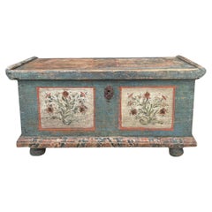 Frühes 19. Jahrhundert Blu Floral Painted Blanket Chest