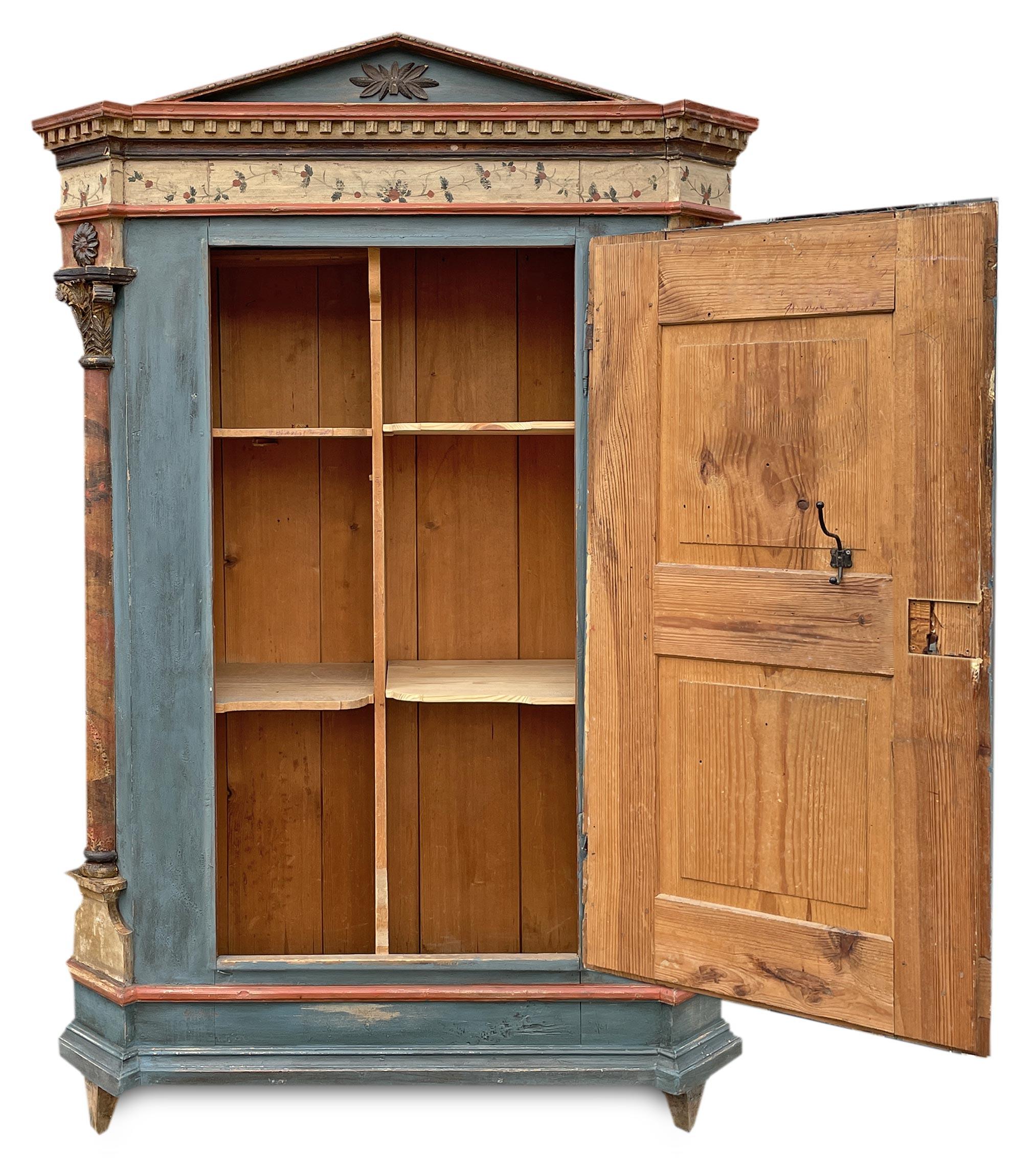 Early 19th Century Blu Floral Painted Cabinet with Tympanum In Good Condition In Albignasego, IT