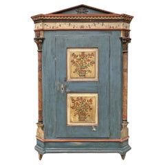 Début du 19e siècle Blu Cabinet peint à fleurs avec tympan