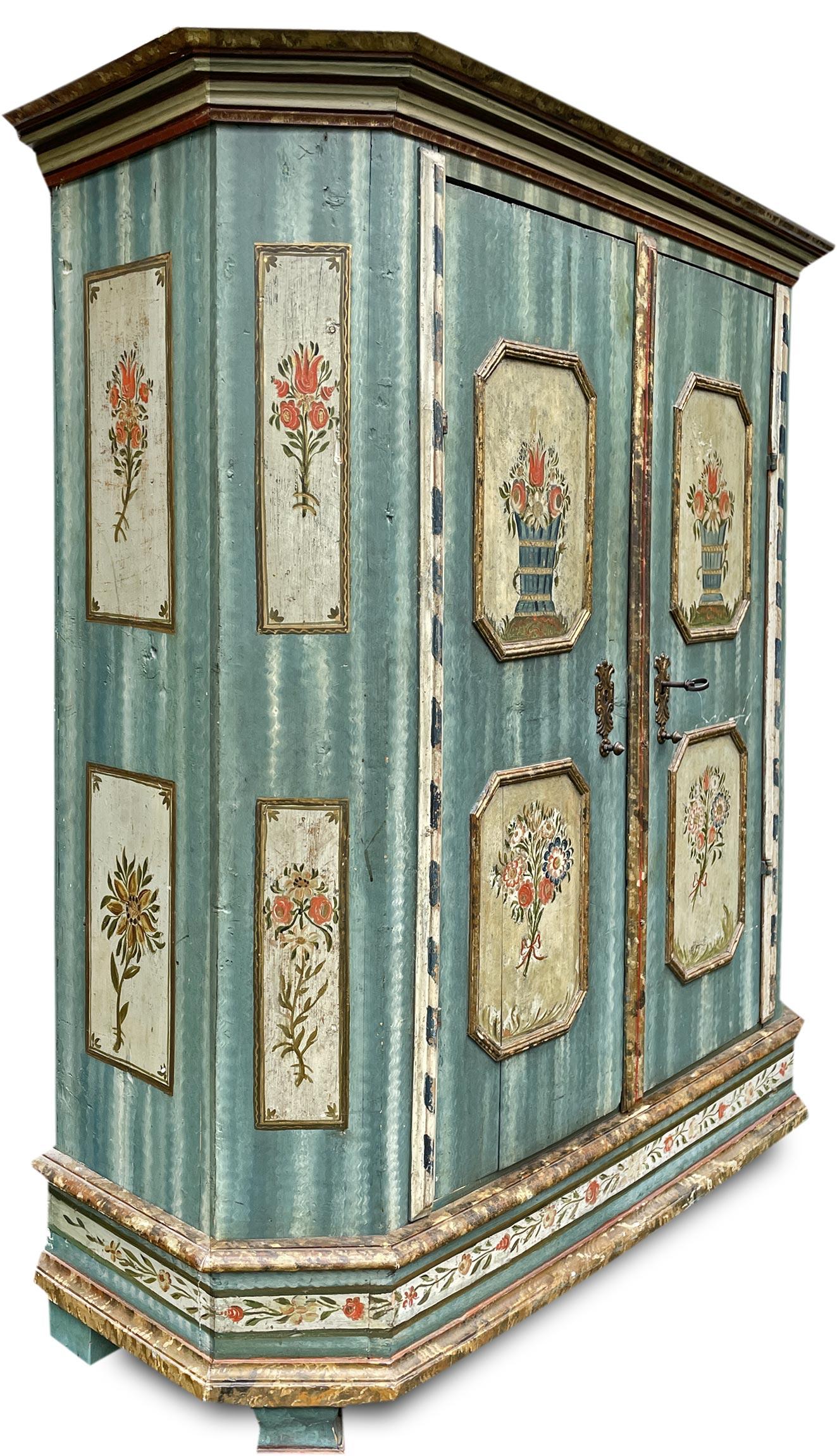 Blue painted wardrobe.

Measures: H.177 – L.159 – P.62

Beautiful painted wardrobe with two doors, entirely painted blue with white streaks. Sides, notches and doors feature panels with floral decorations on a cream background.
Internally the