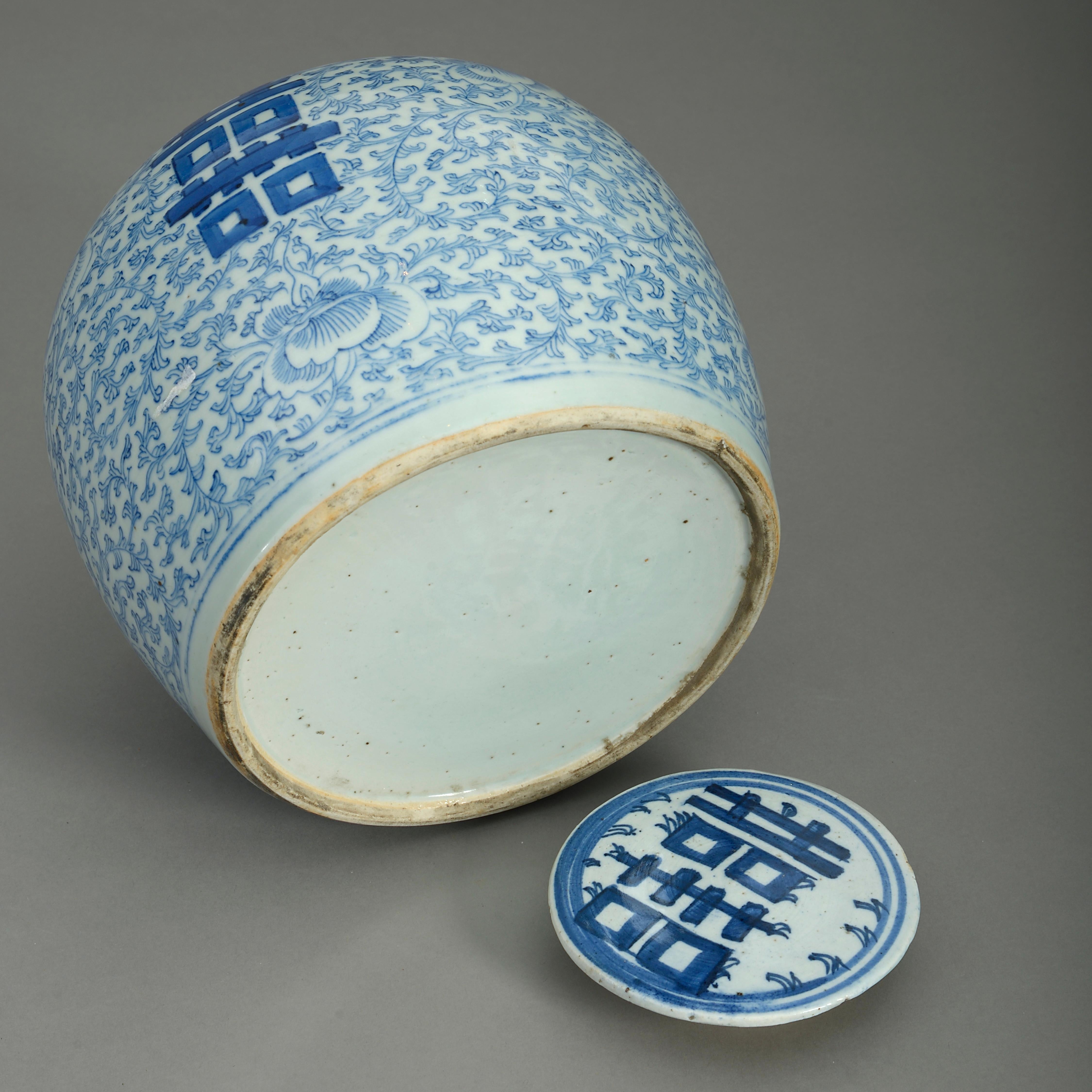 Early 19th Century Blue and White Chinese Porcelain Vase and Cover In Good Condition In London, GB