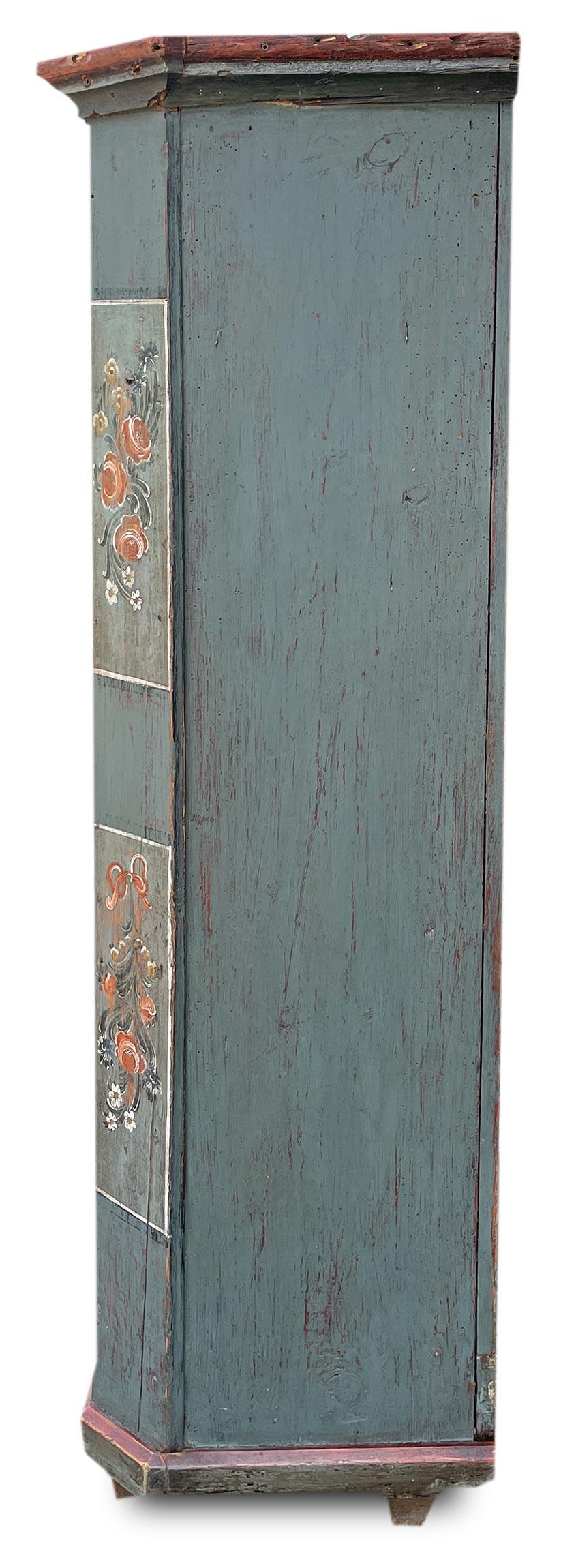 Early 19th Century Blue Floral Painted Cabinet In Good Condition For Sale In Albignasego, IT