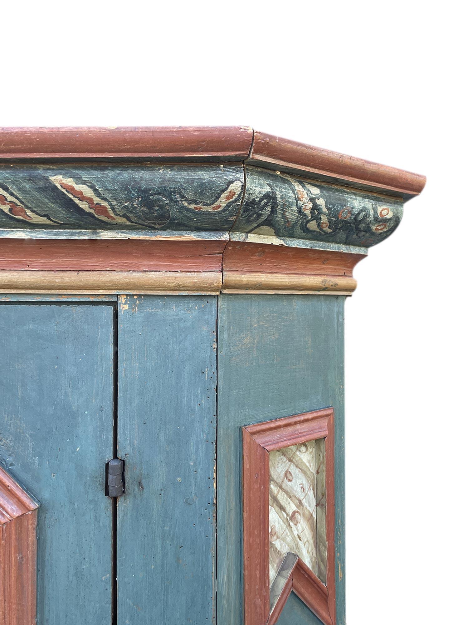 Armario pintado con flores azules de principios del siglo XIX - Alpes europeos en venta 2