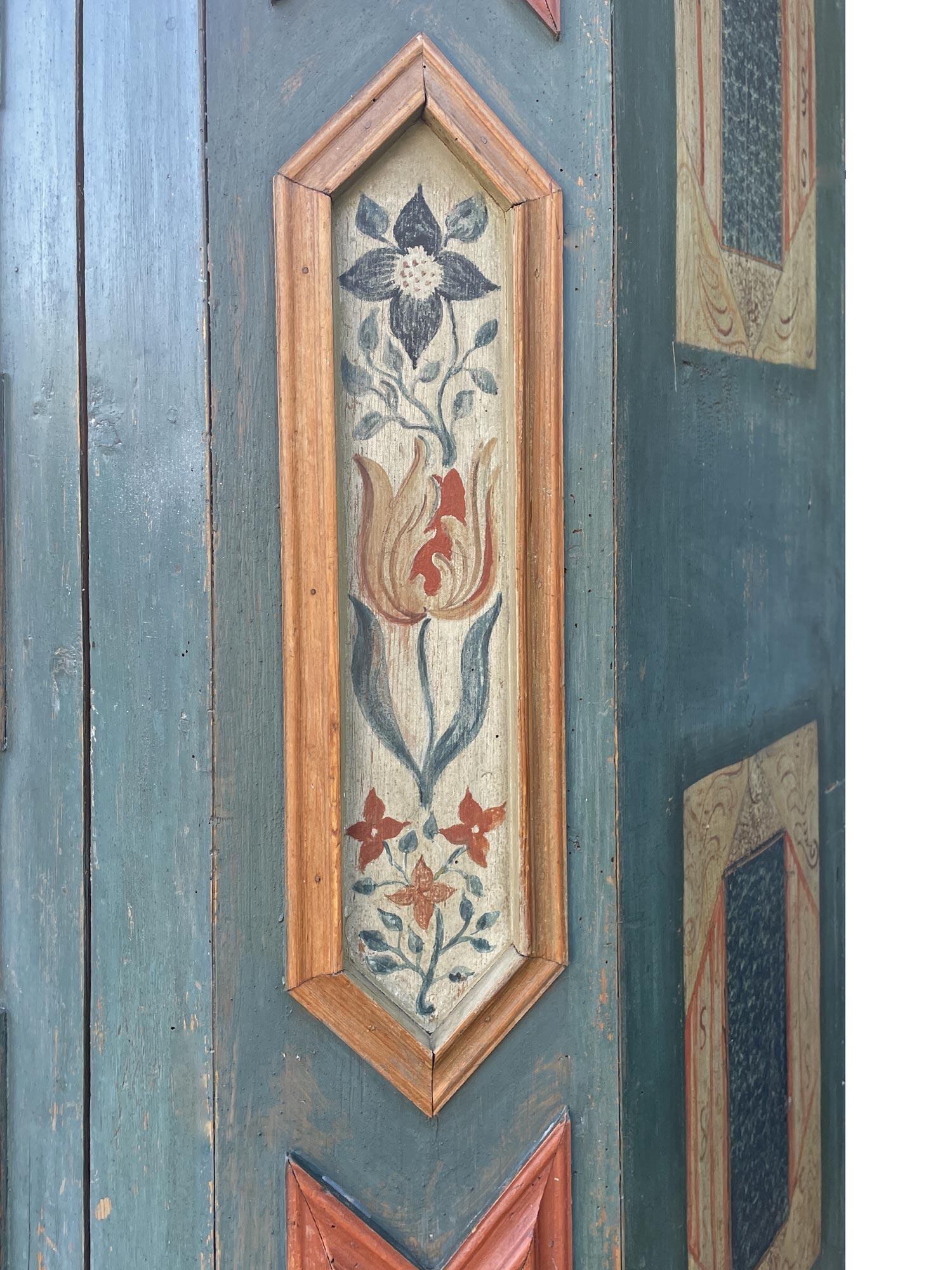 Armario pintado con flores azules de principios del siglo XIX - Alpes europeos en venta 3