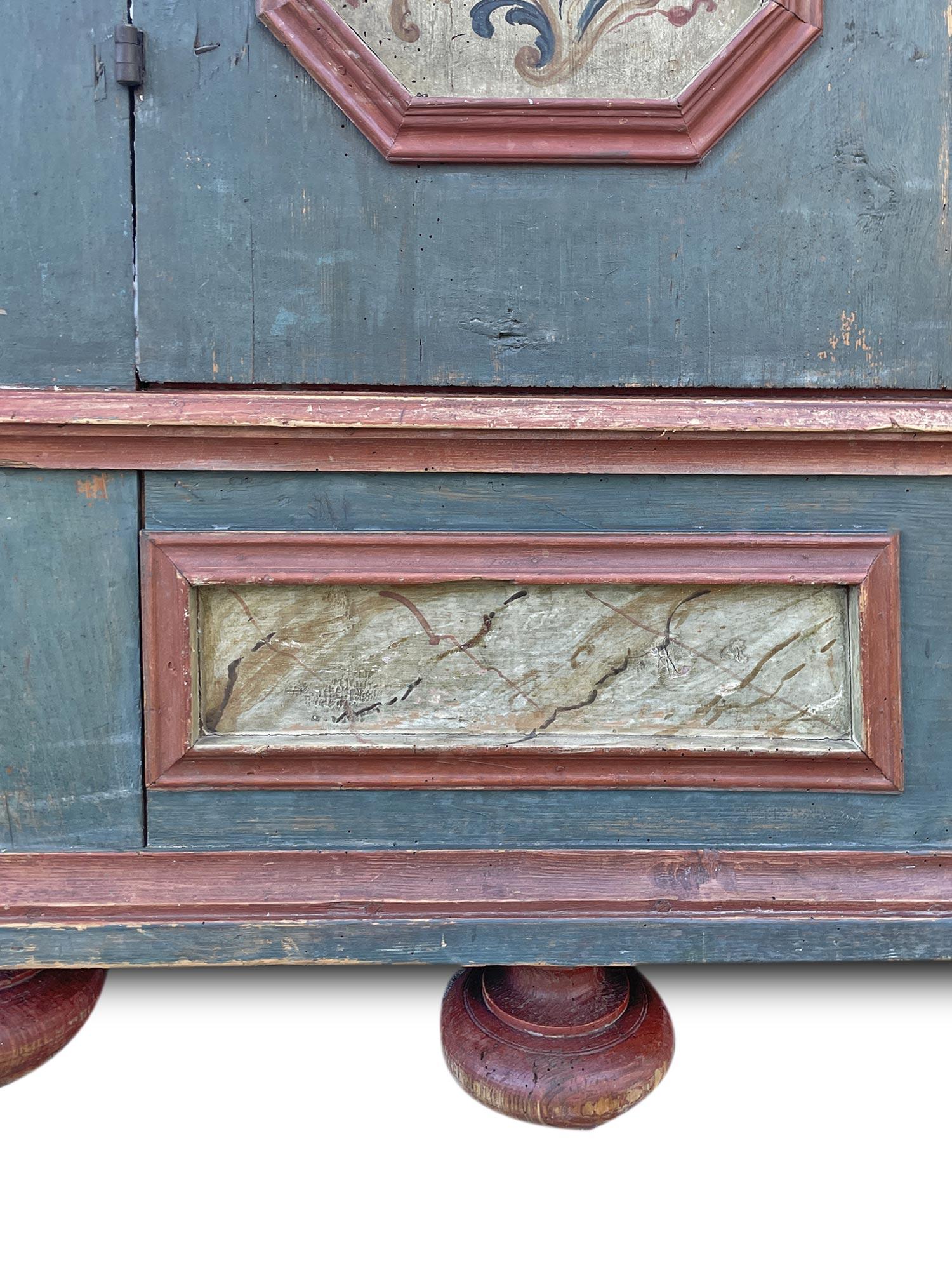 Armario pintado con flores azules de principios del siglo XIX - Alpes europeos en venta 4