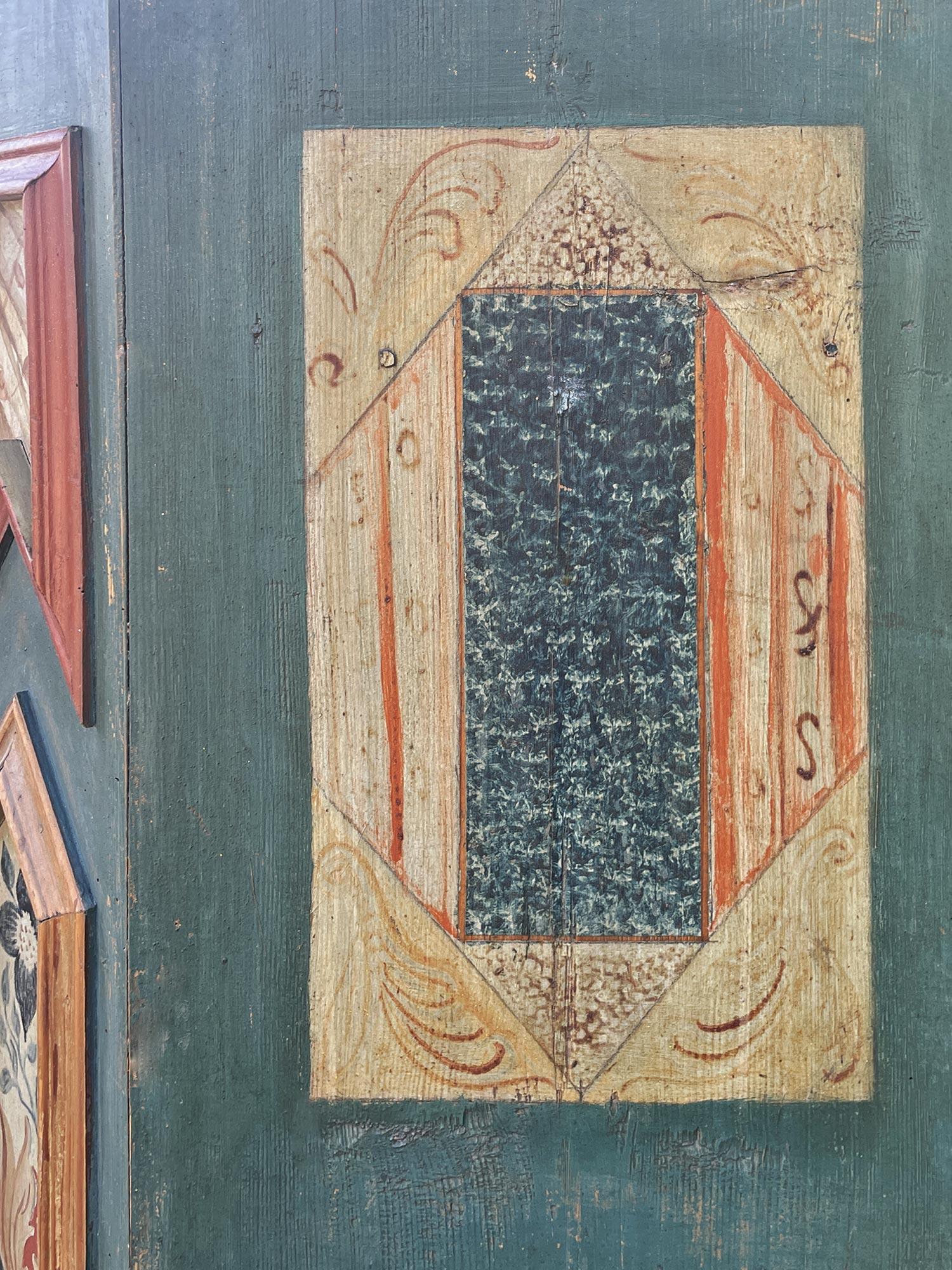 Armario pintado con flores azules de principios del siglo XIX - Alpes europeos en venta 7