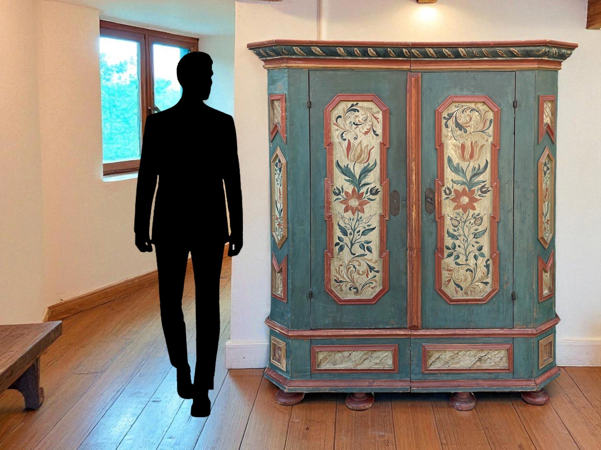 Armario pintado con flores azules de principios del siglo XIX - Alpes europeos en venta 8