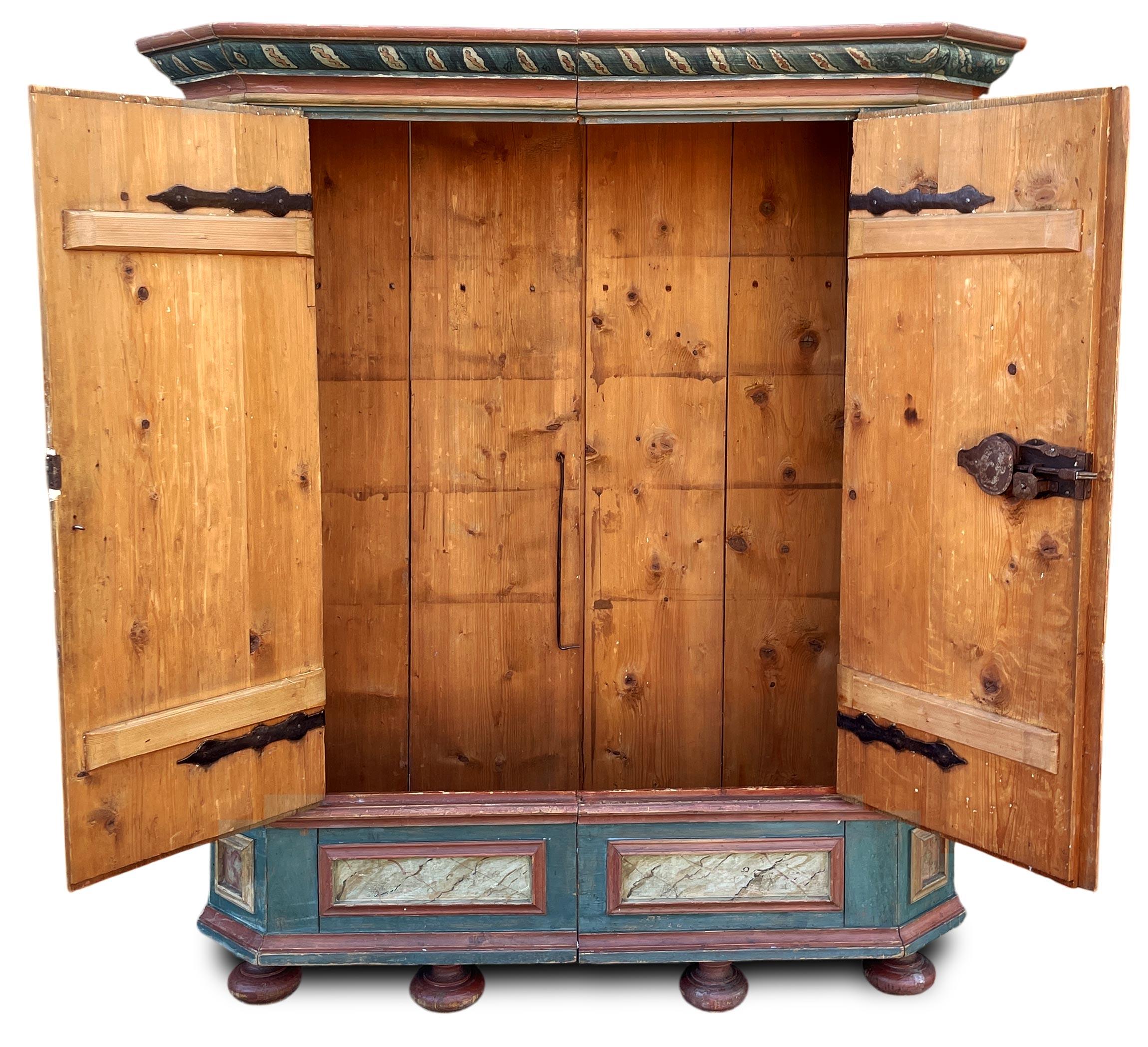 Armario pintado con flores azules de principios del siglo XIX - Alpes europeos Otro en venta