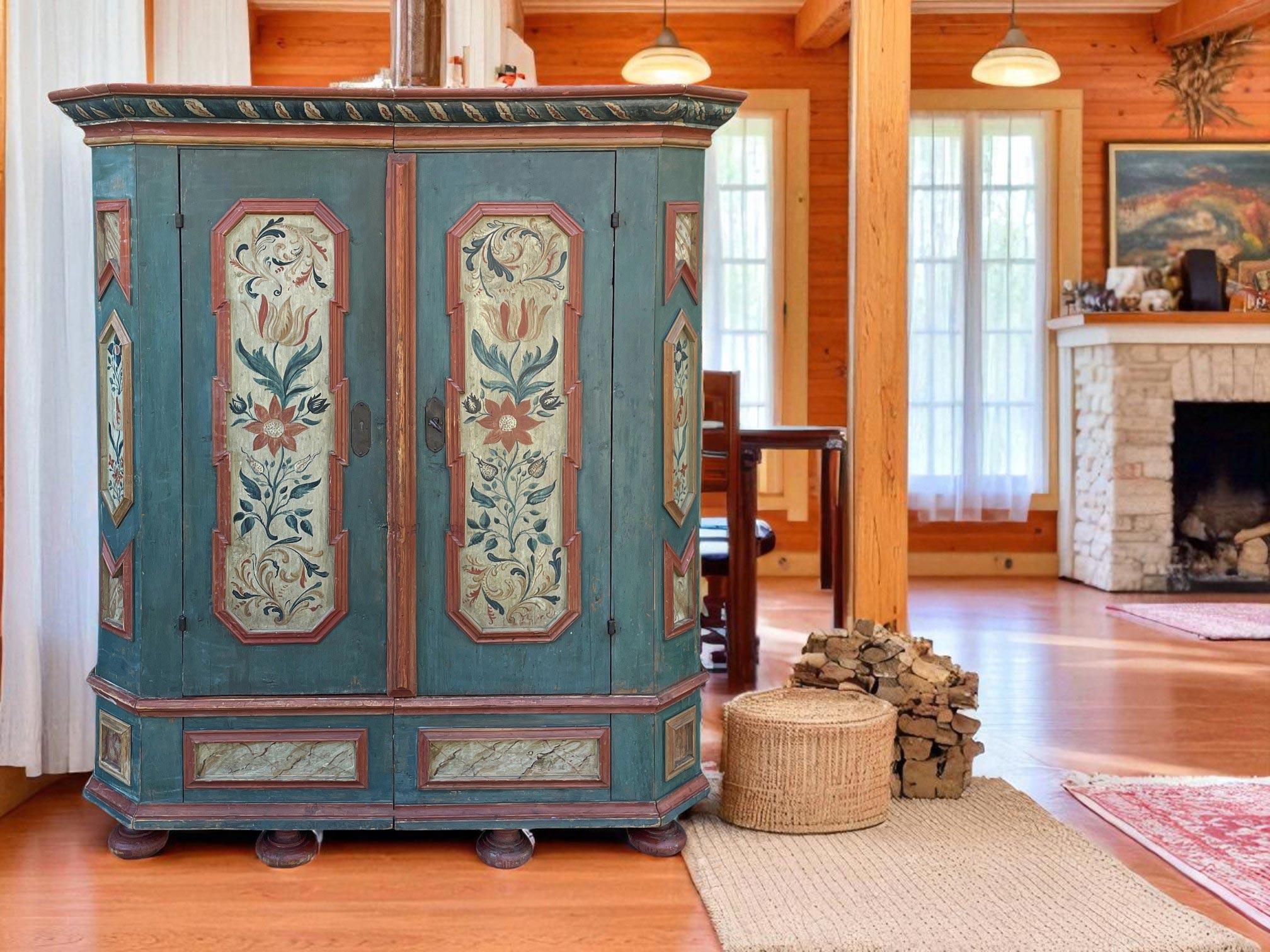 Armario pintado con flores azules de principios del siglo XIX - Alpes europeos Italian en venta
